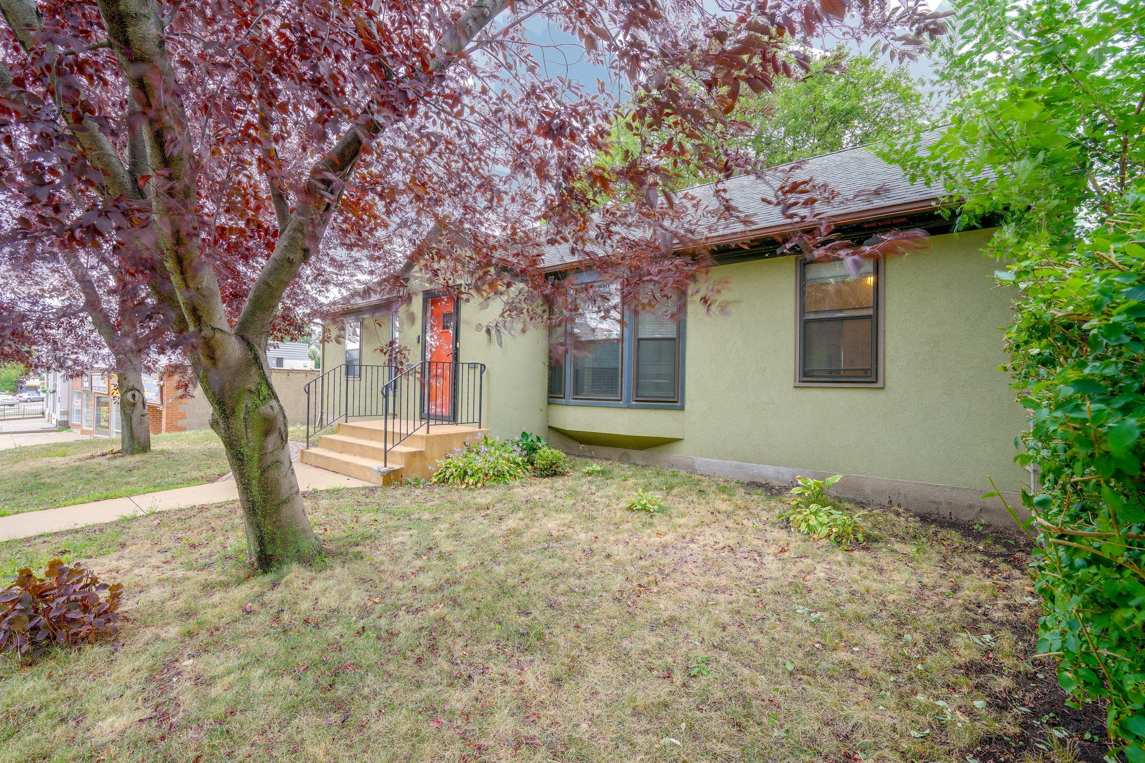 Front Exterior | Parking | Garage (1 Vehicle) | Free Street Parking