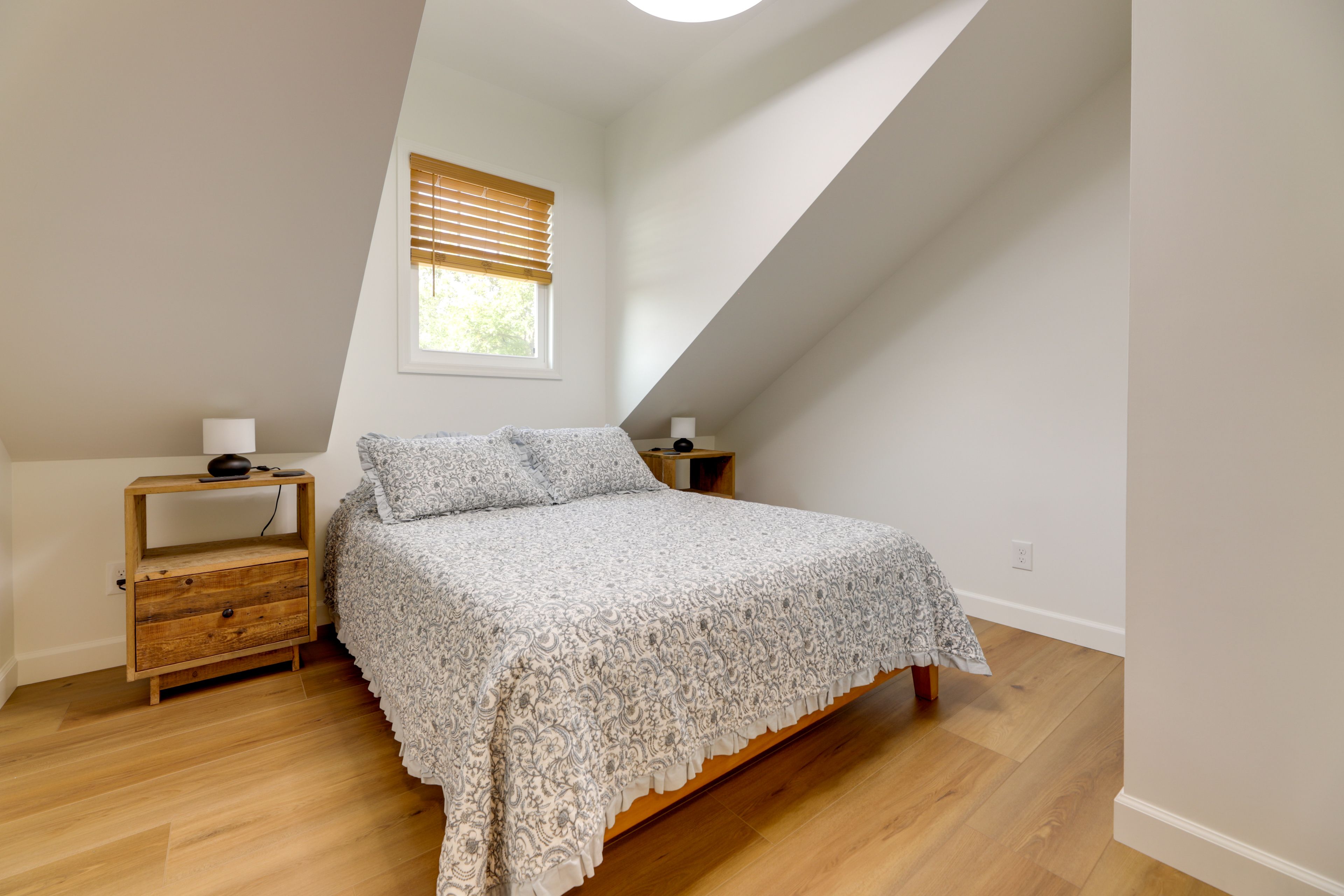 Bedroom 1 | Queen Bed