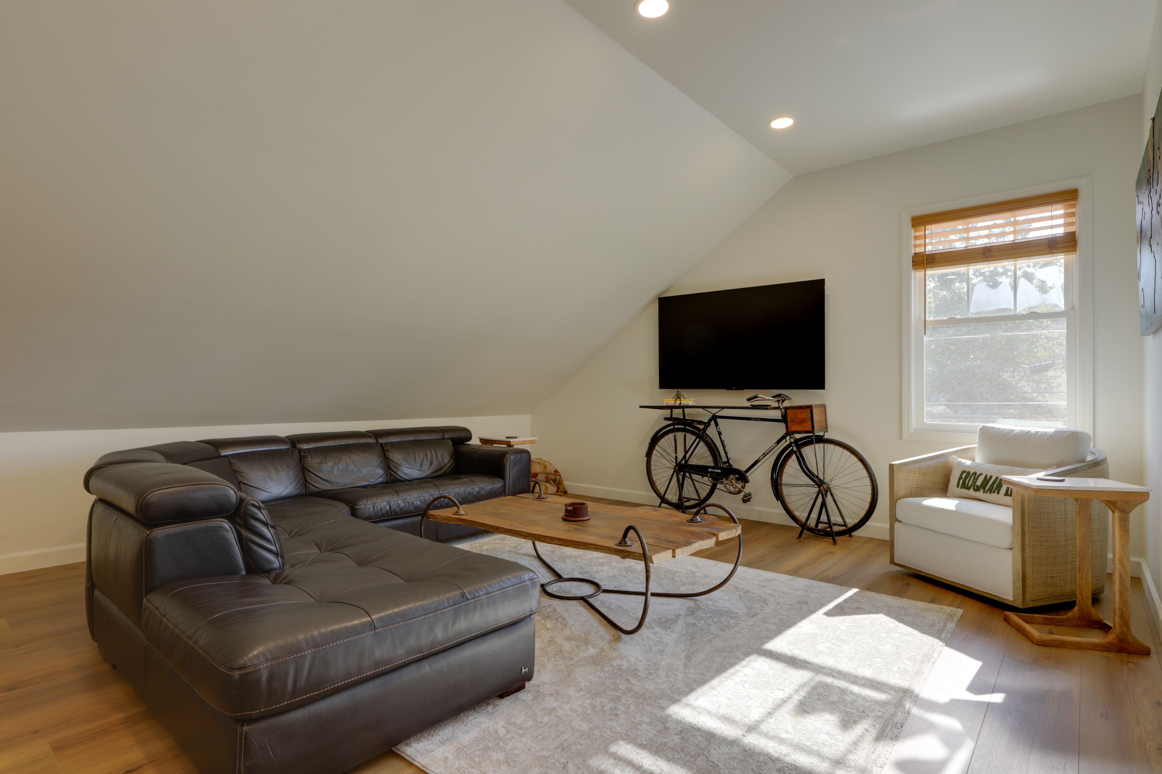 Living Area | Smart TV | Free WiFi | Single-Story Unit