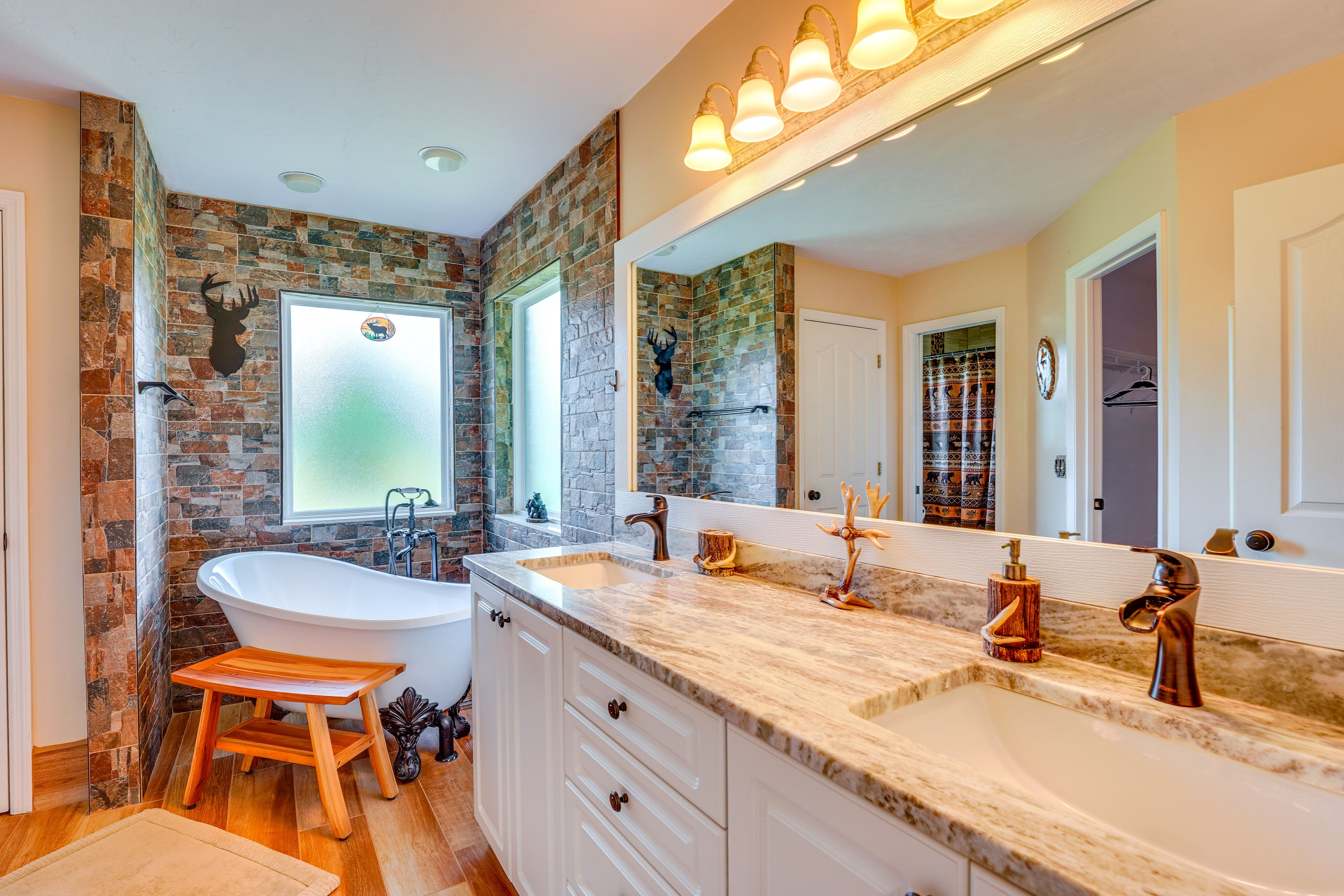 Full Bathroom | Towels Provided