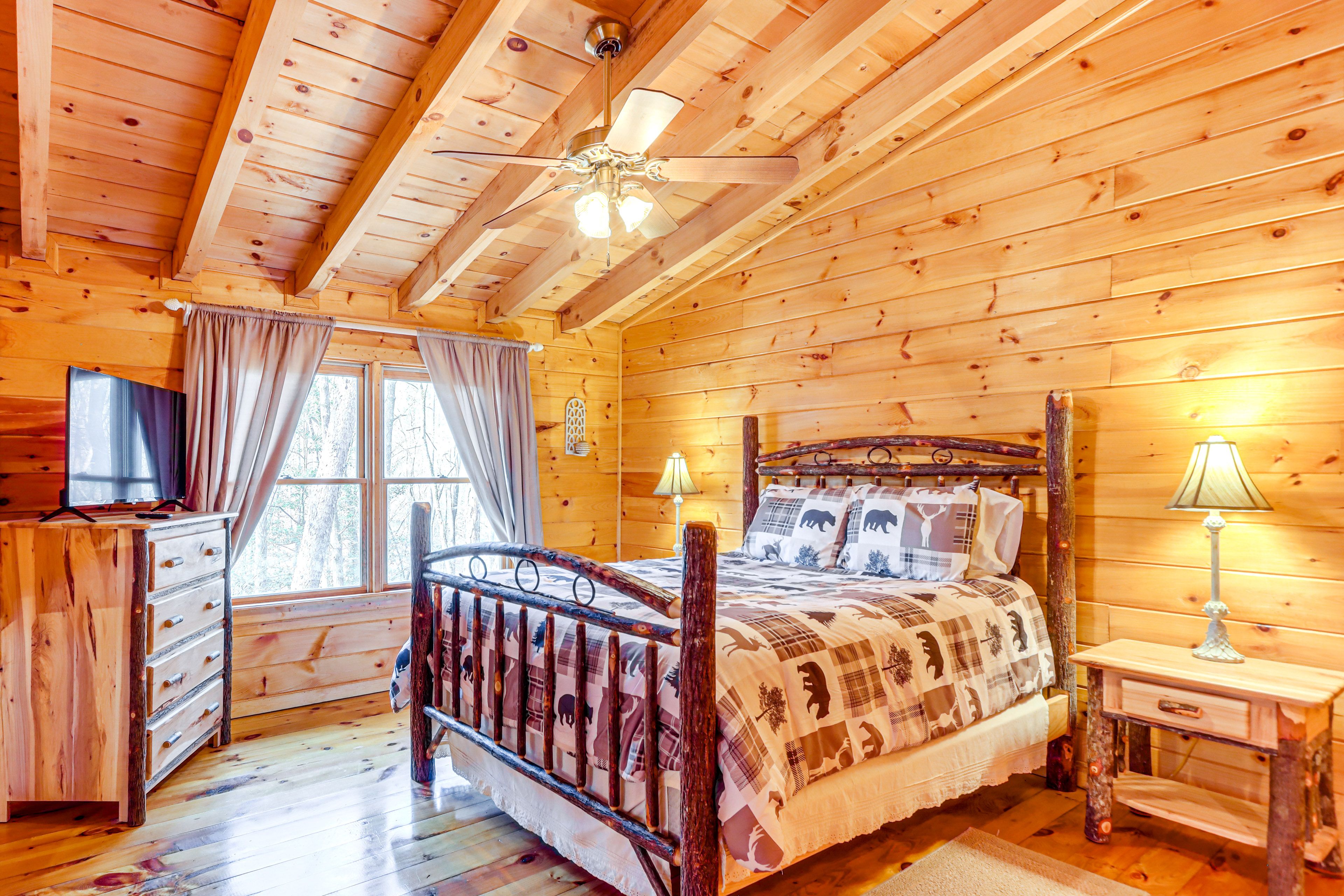 Bedroom 2 (Loft) | Queen Bed | Upper Level