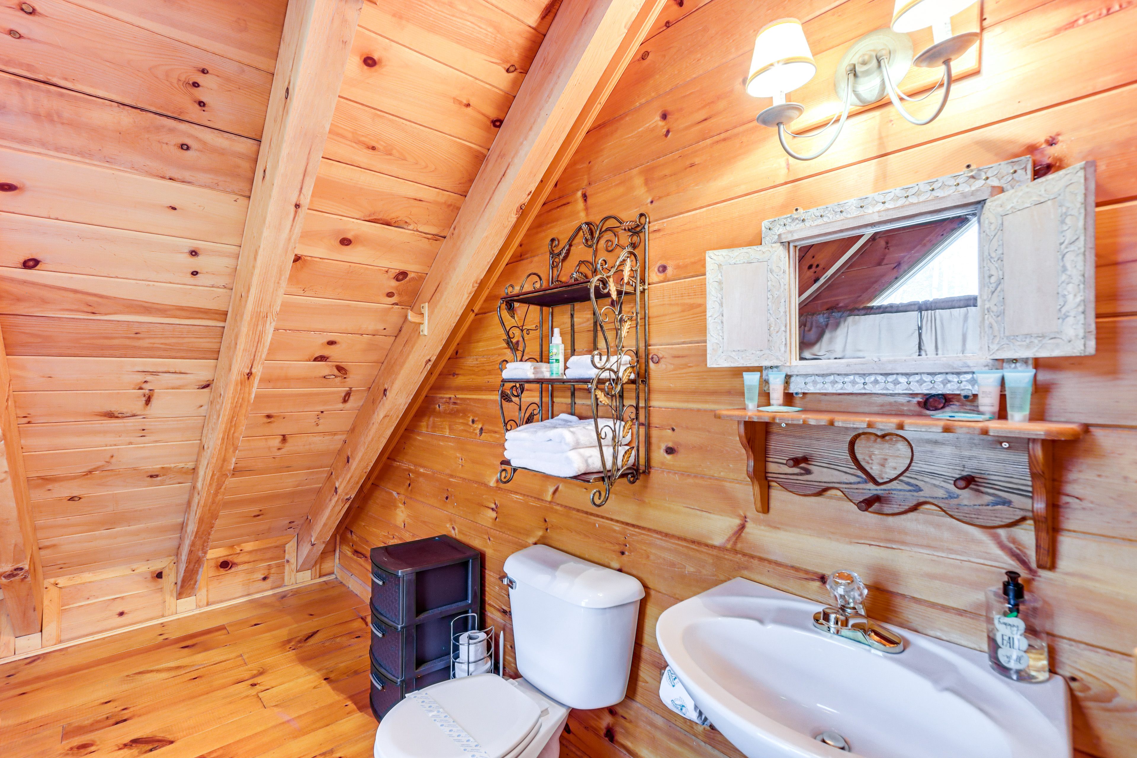 Full Bathroom | Jetted Tub | Upper Level