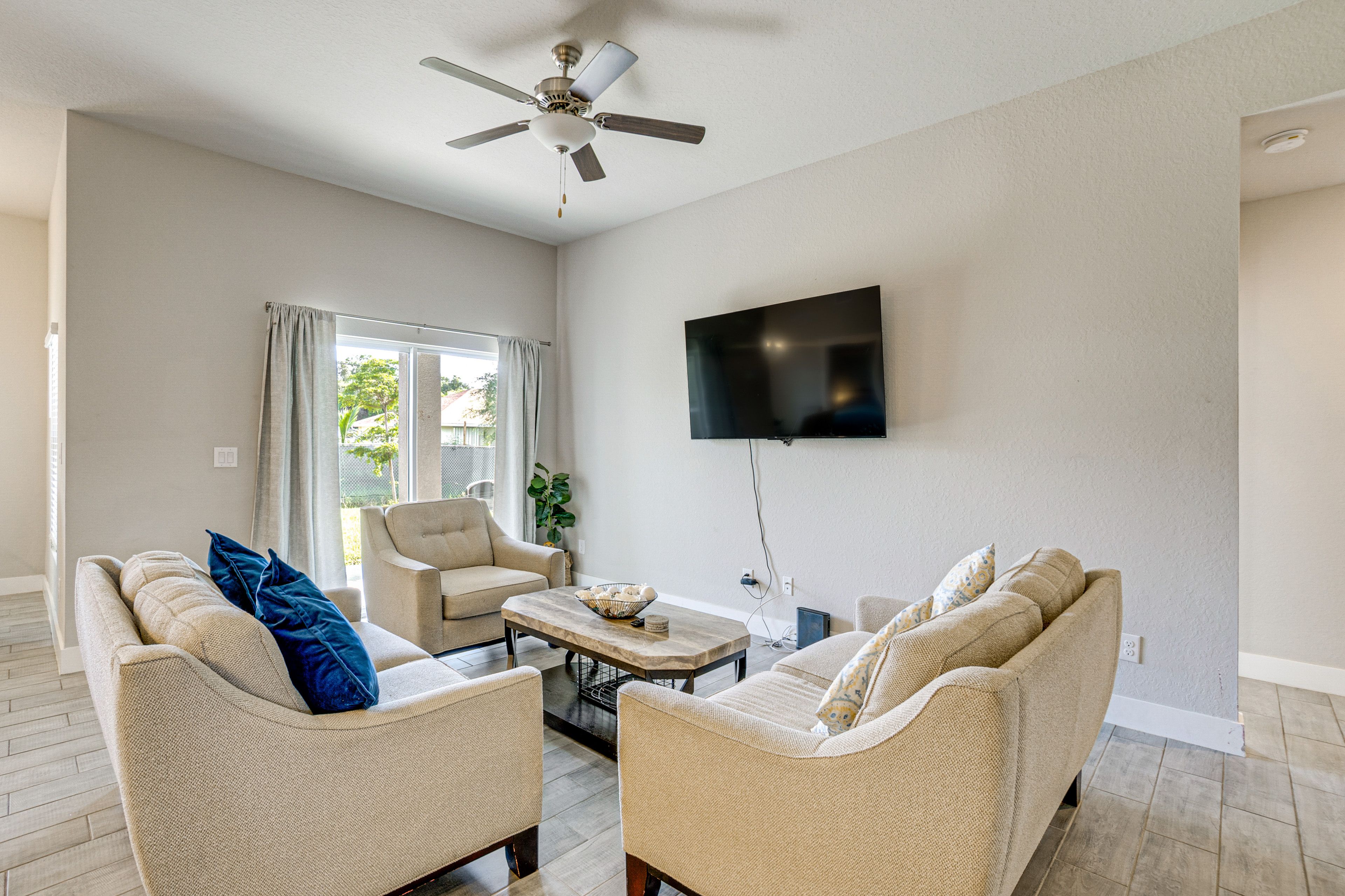 Living Room | Flat-Screen TV | Central Heating & A/C | Free WiFi