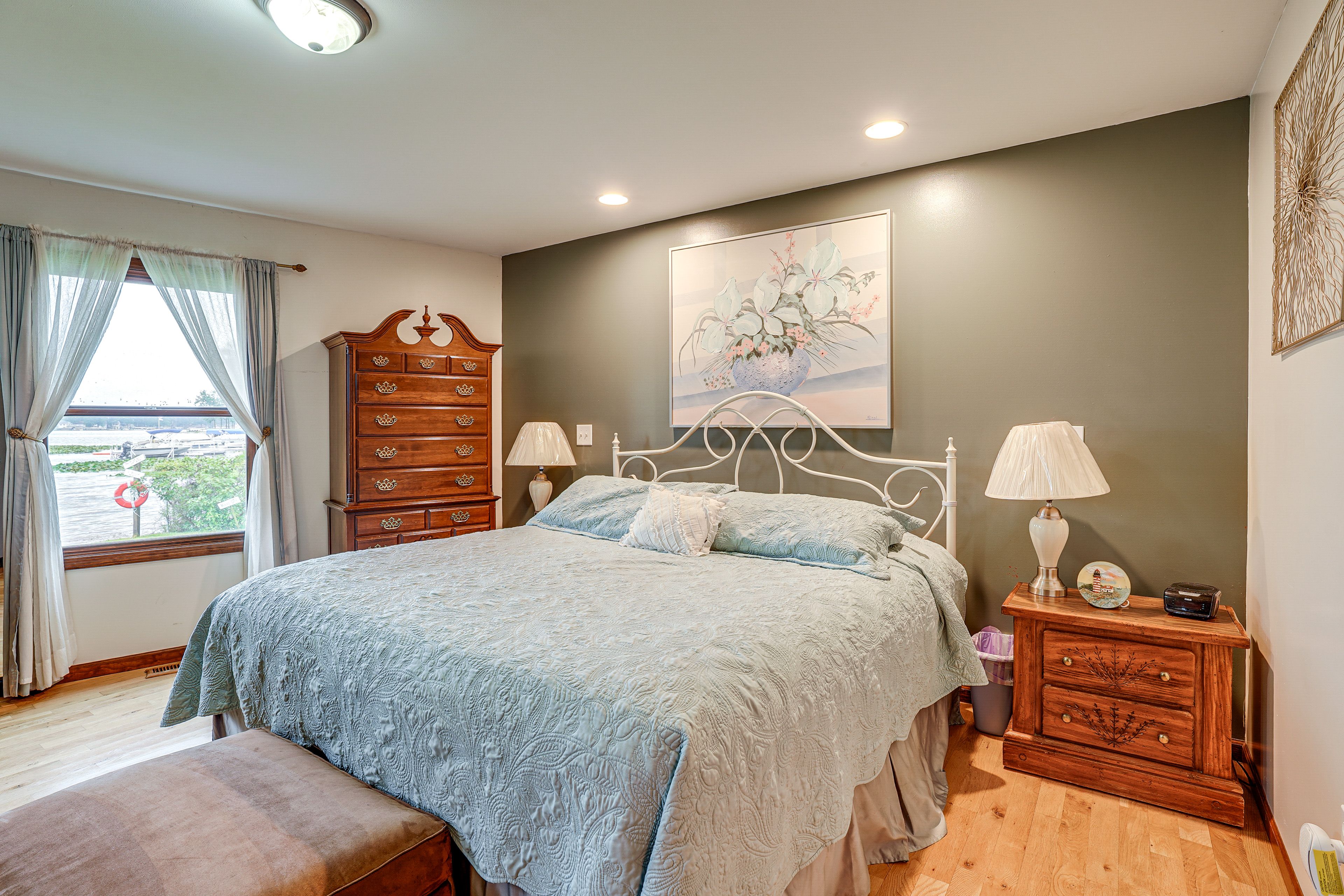 Bedroom 1 | Queen Bed | 1st Floor