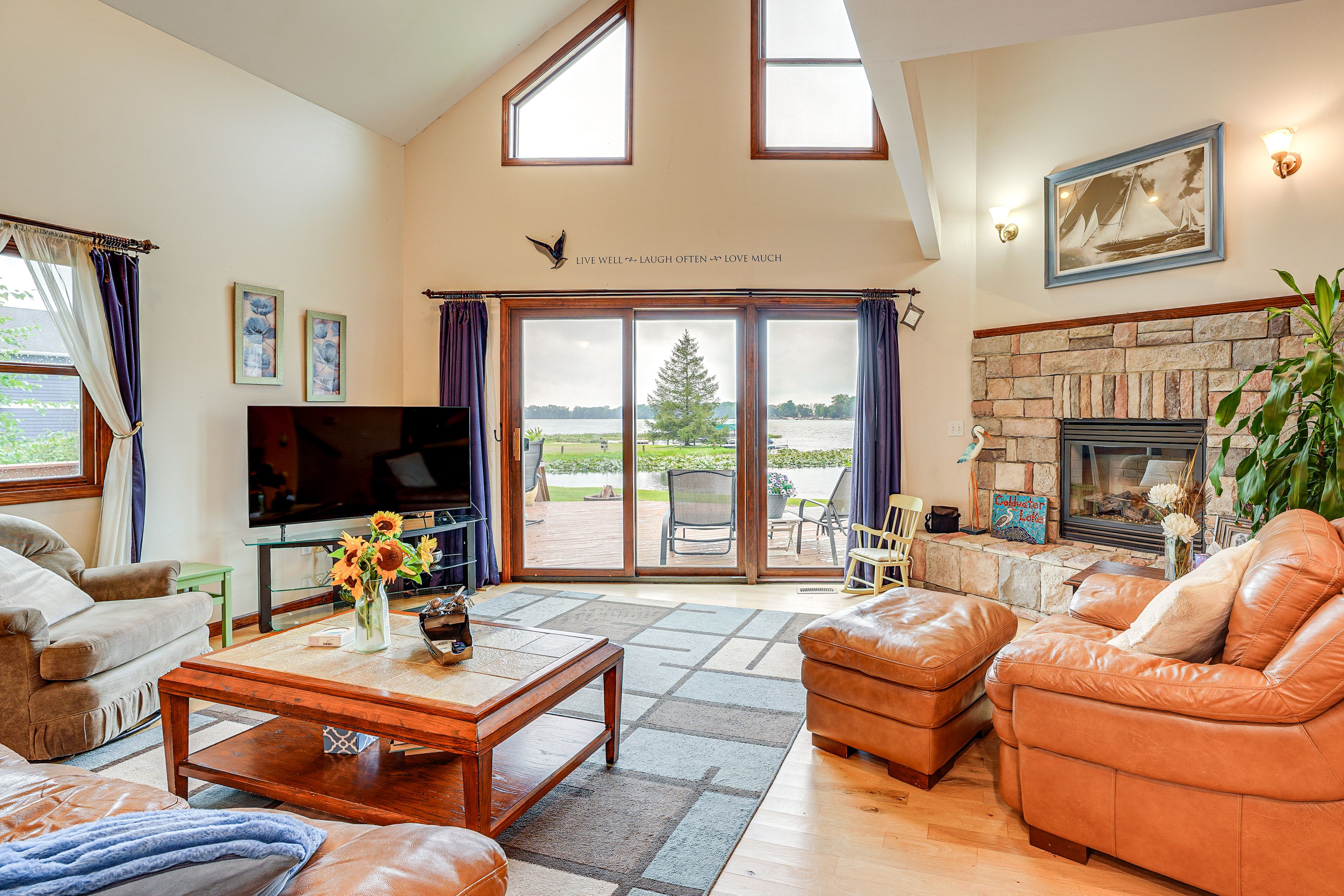 Living Room | Central A/C & Heating | Free WiFi