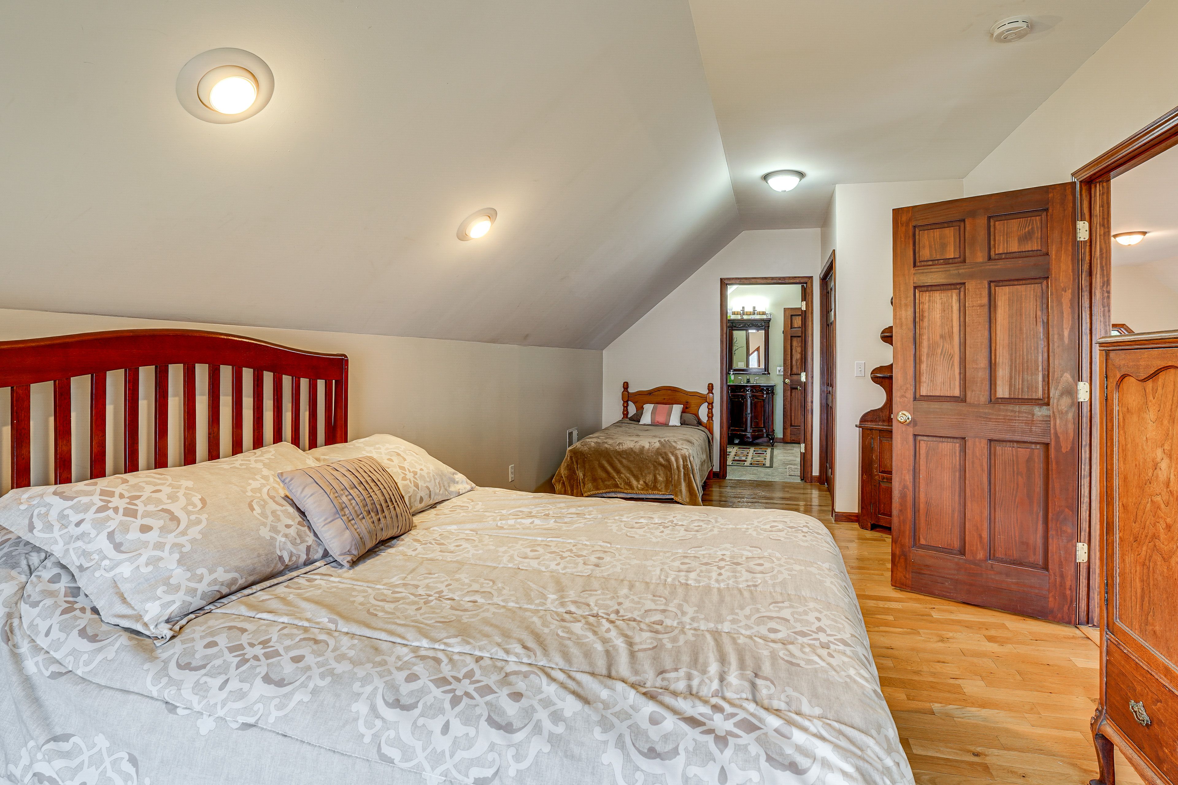 Bedroom 2 | Full Bed | Twin Bed | 2nd Floor