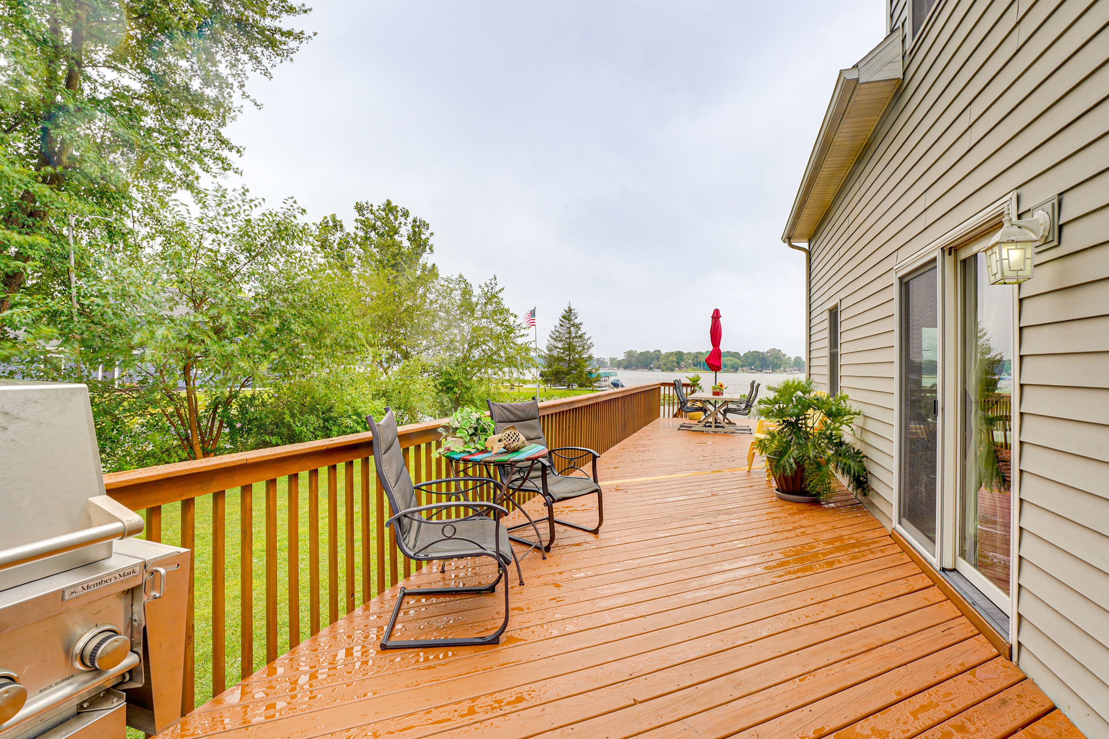 Deck | Outdoor Dining Area | Gas Grill | Blackstone Griddle