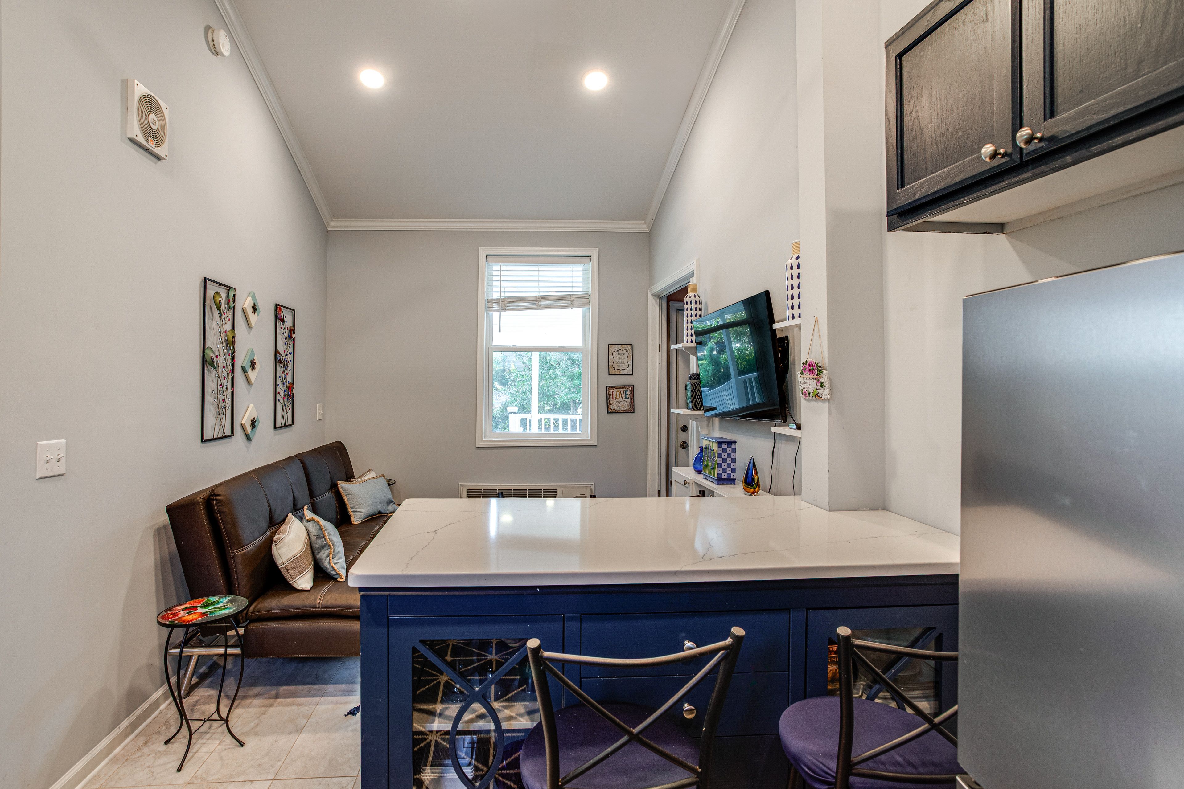 Dining Bar | Dishware/Flatware | 1st Floor