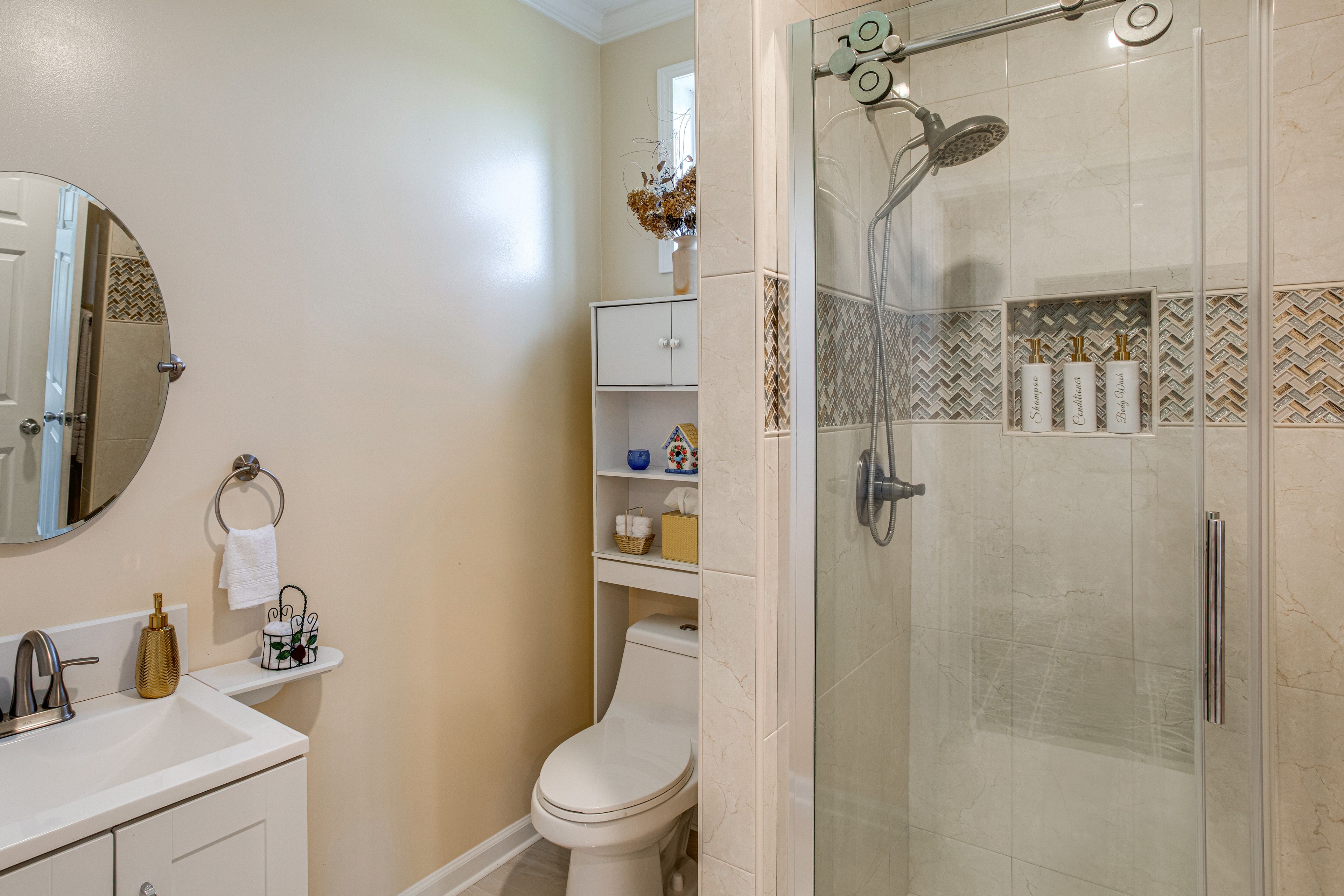 Full Bathroom | Towels Provided | 1st Floor