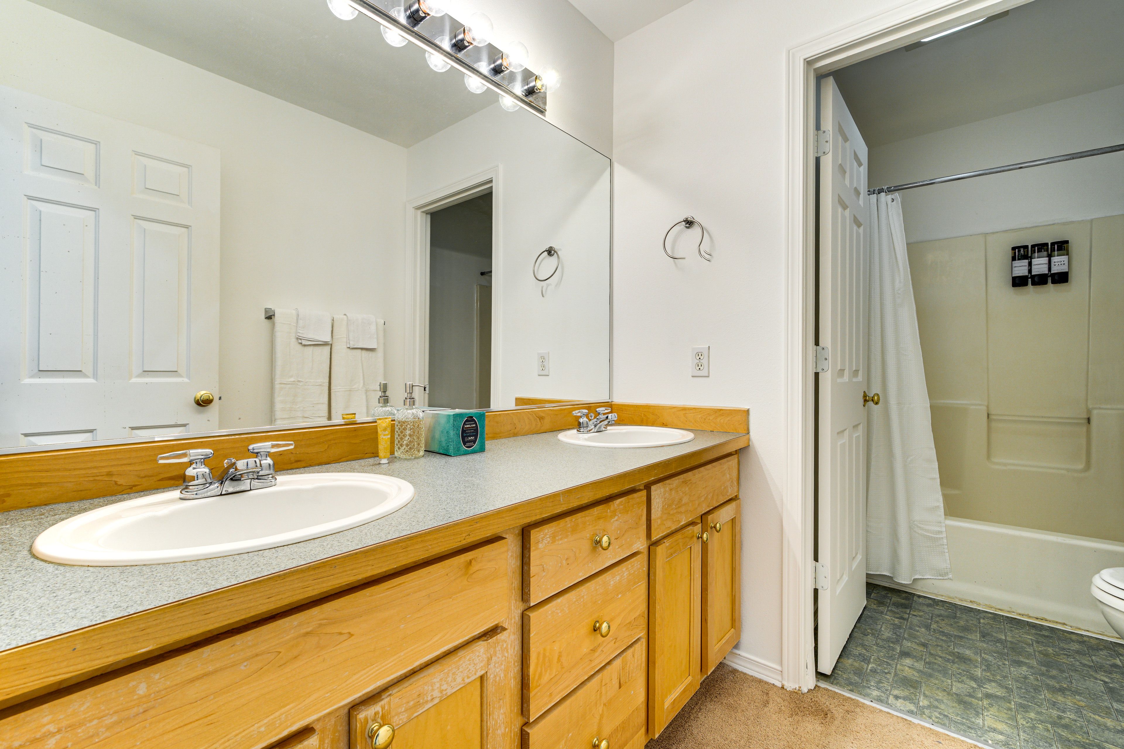 Full Bathroom | 2nd Floor | Complimentary Toiletries
