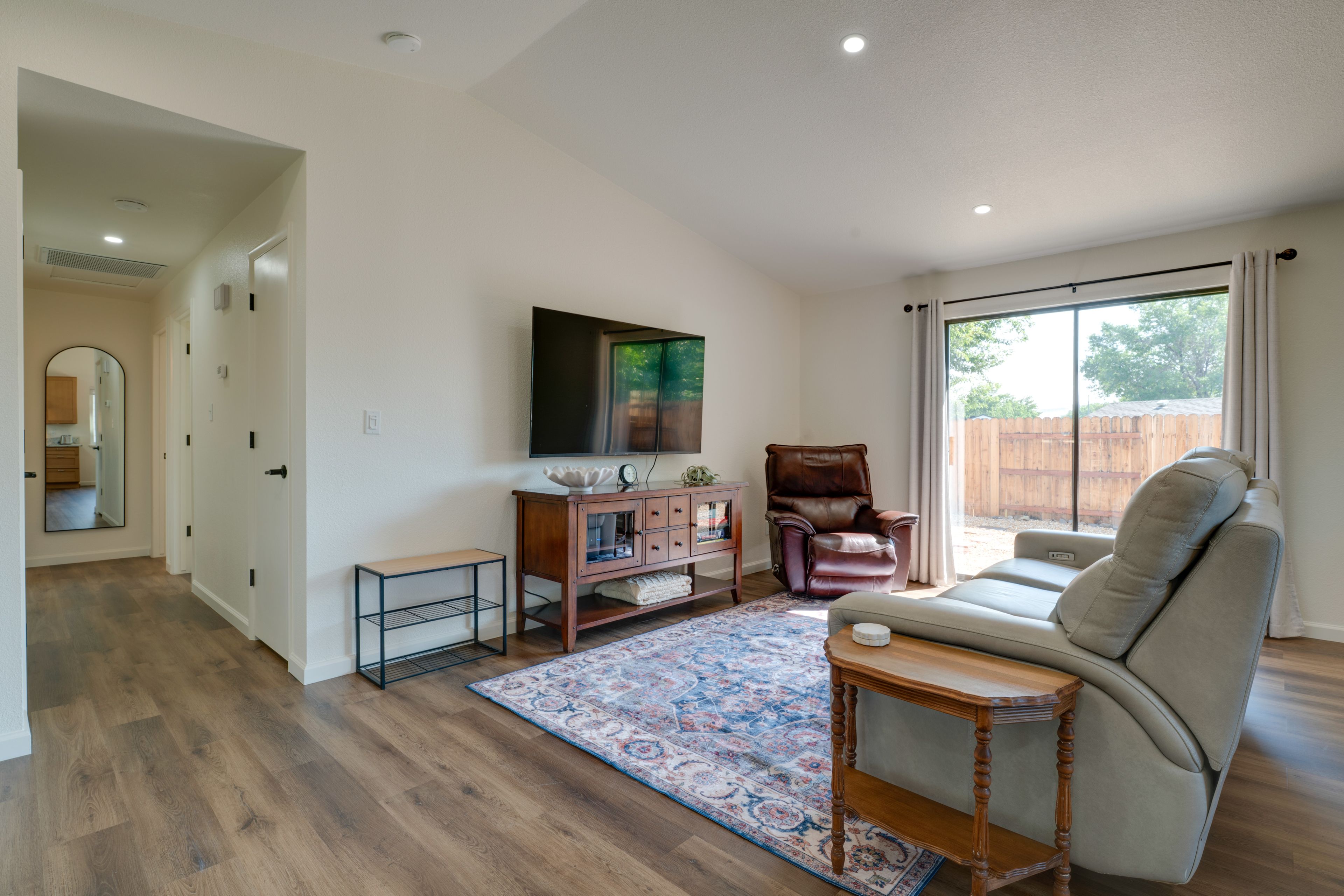 Living Room | Smart TV | Free WiFi | Board Games