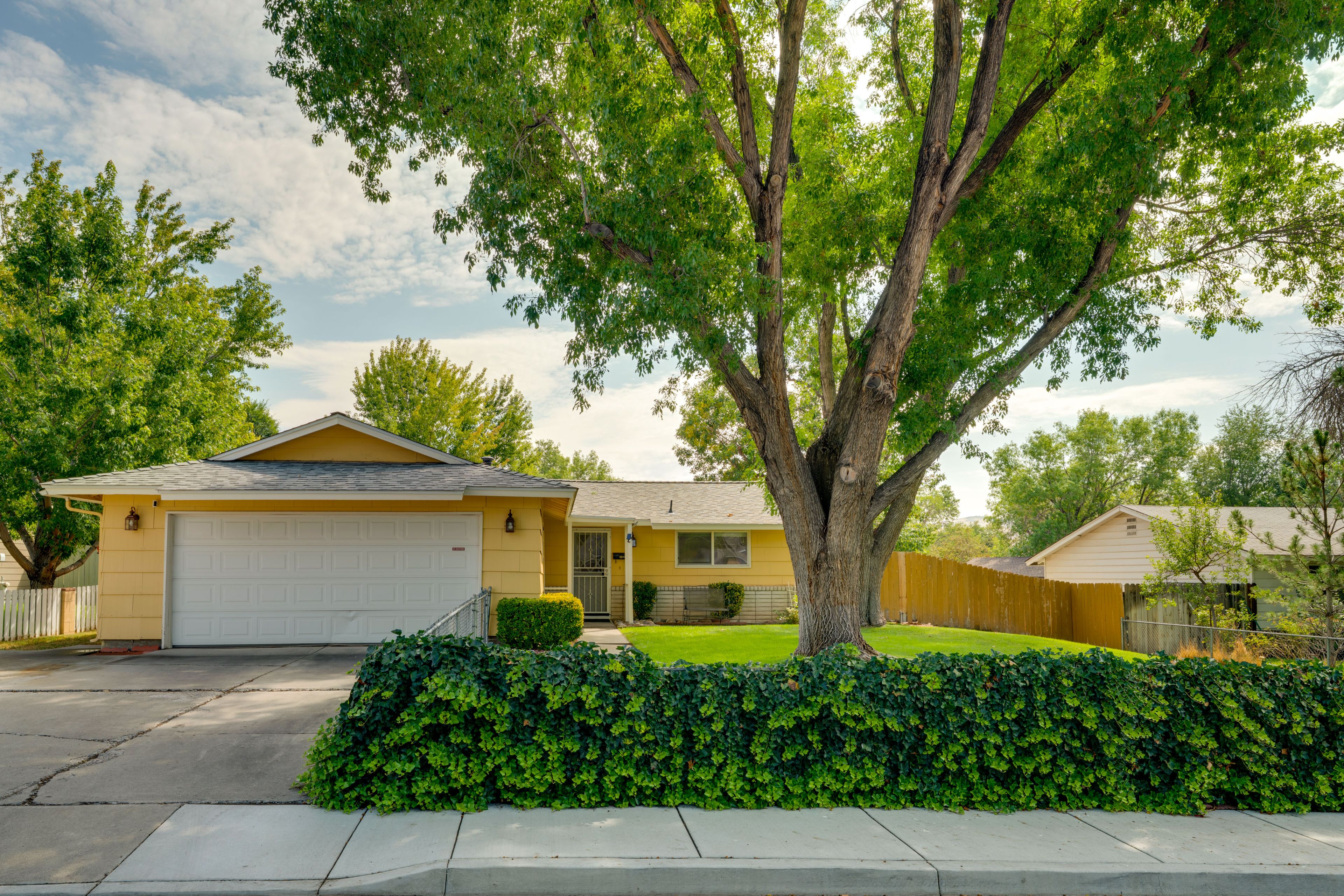Home Exterior | Front Yard | Single-Story House | 2 Mi to the Outlets at Legends