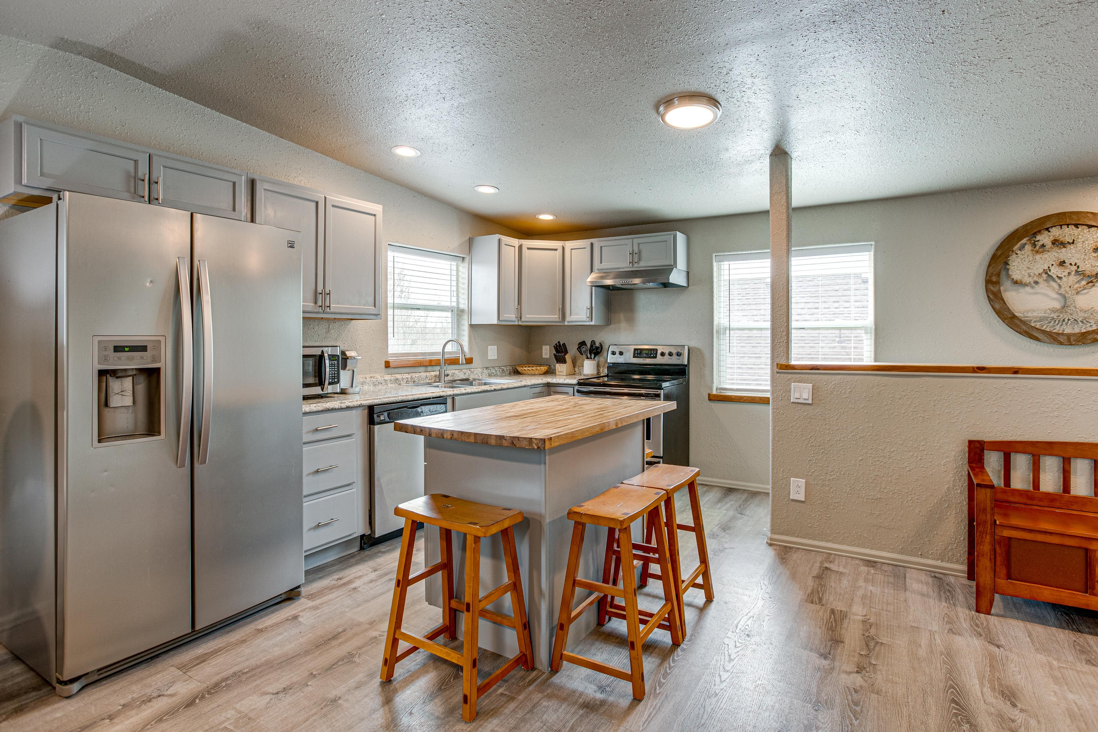 Golden Vacation Rental | 2BR | 1BA | 850 Sq Ft