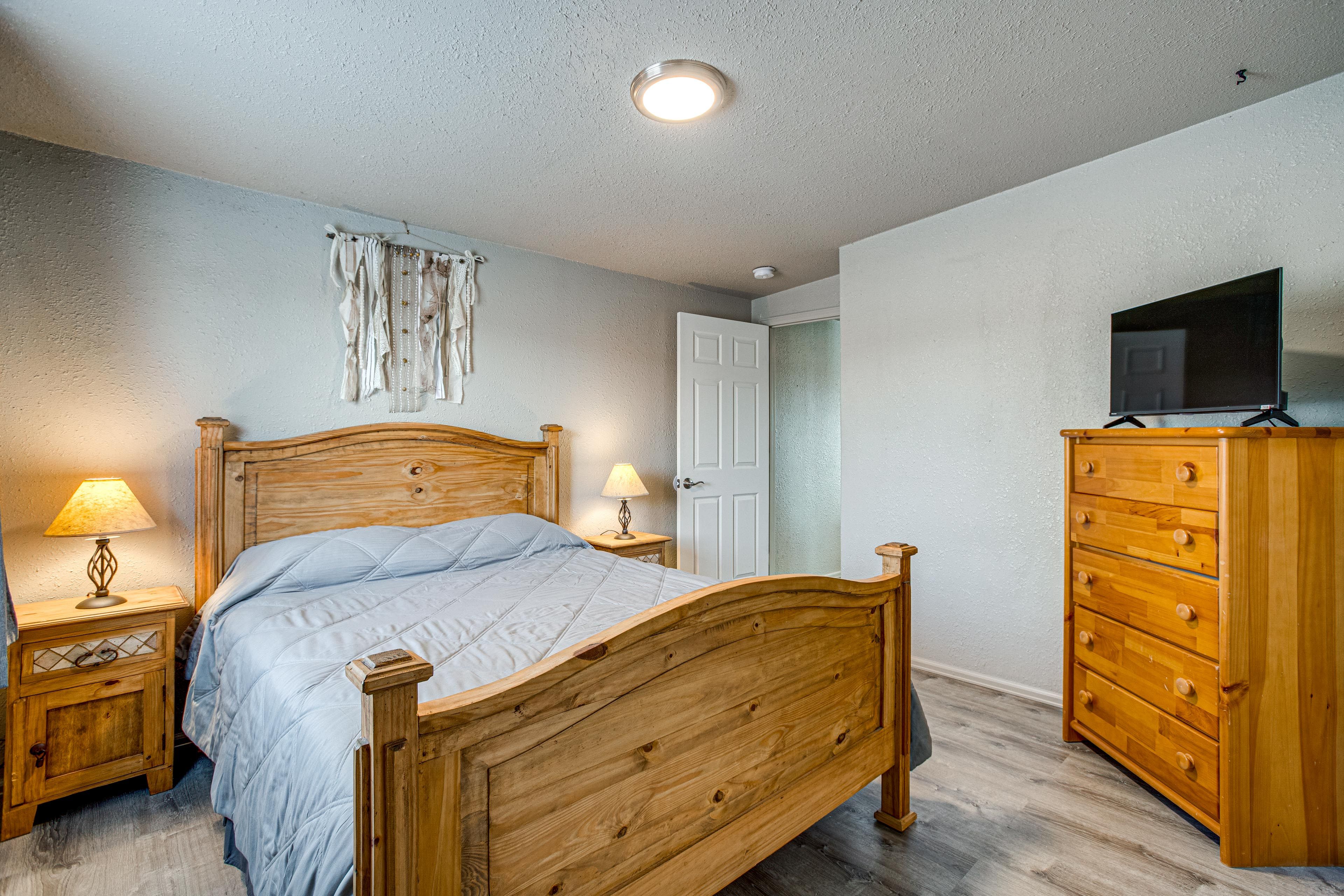 Bedroom 2 | Queen Bed