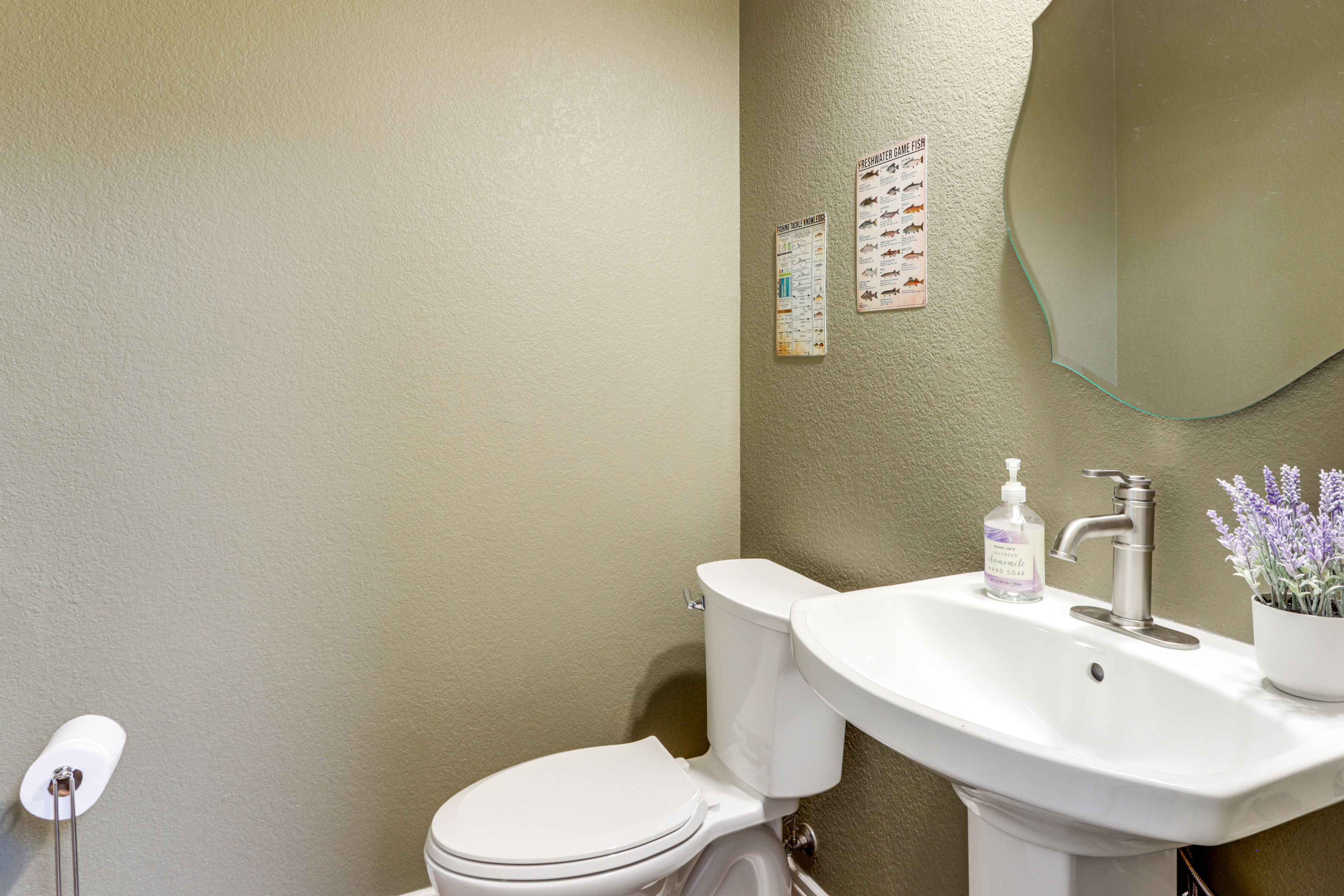 Half Bathroom | 1st Floor | Towels Provided