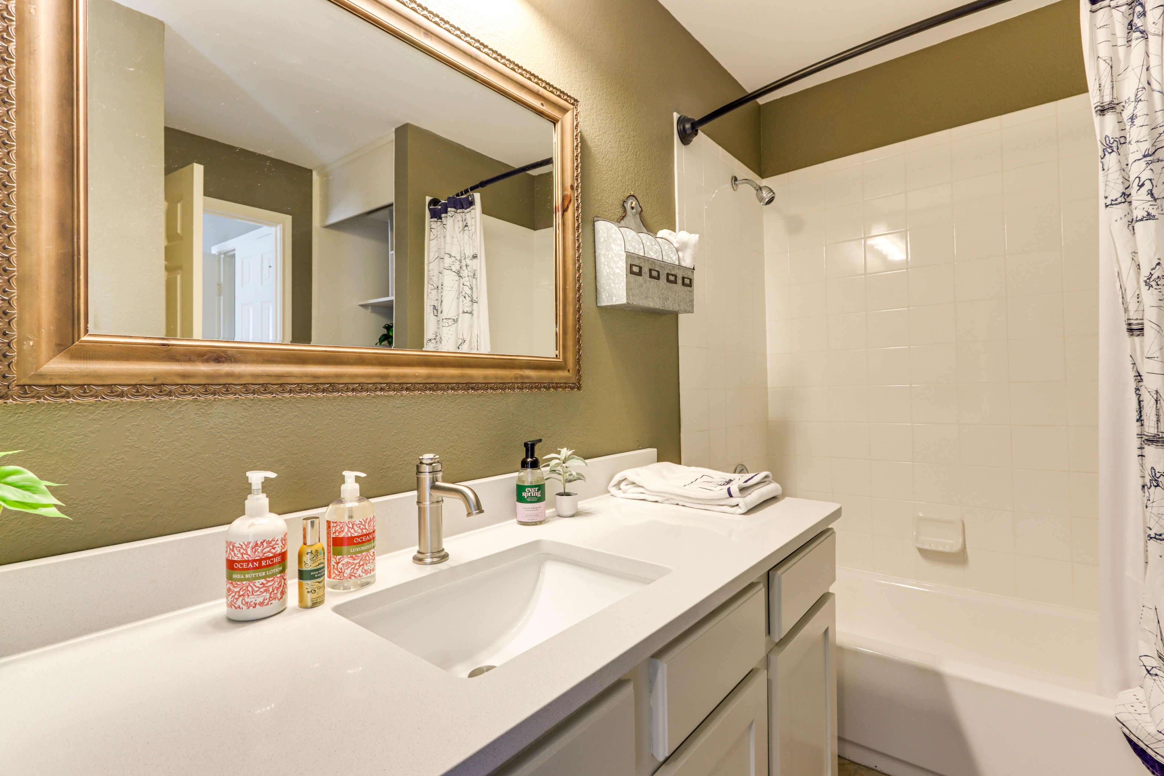 Full Bathroom | 2nd Floor