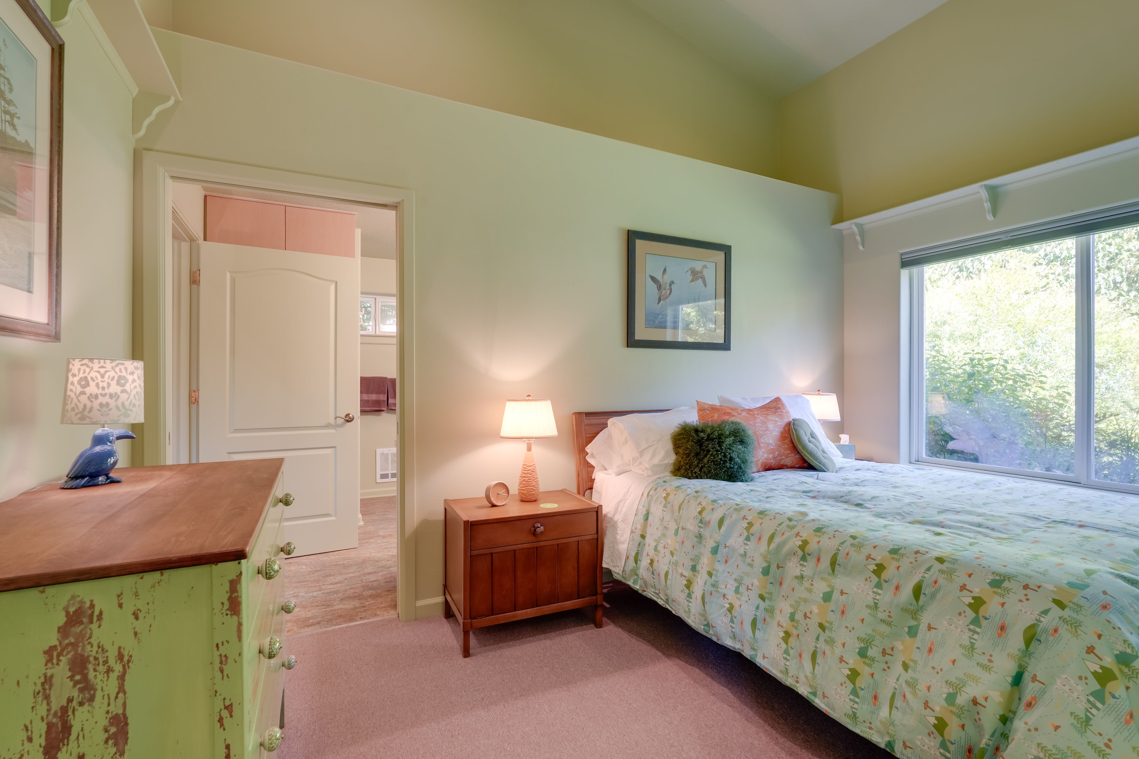 Bedroom 1 | Queen Bed | 1st Floor