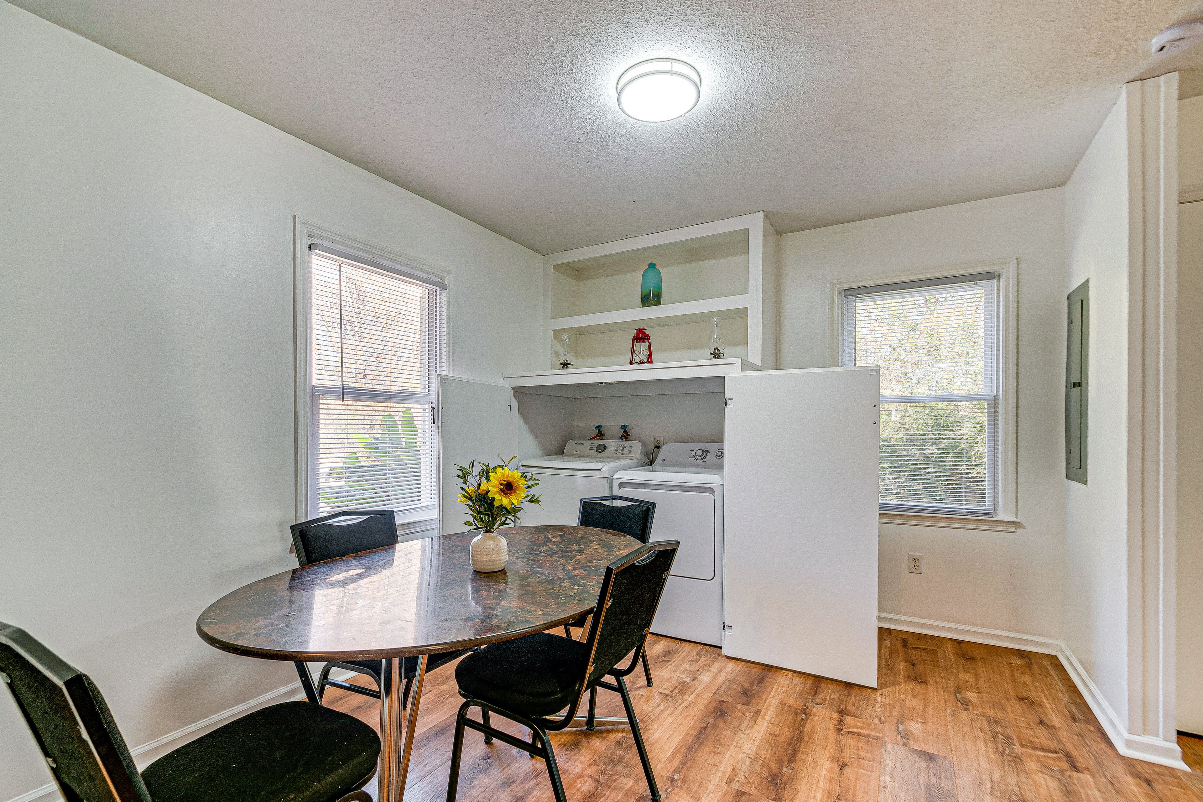 Dining Area | Dishware/Flatware | Washer/Dryer