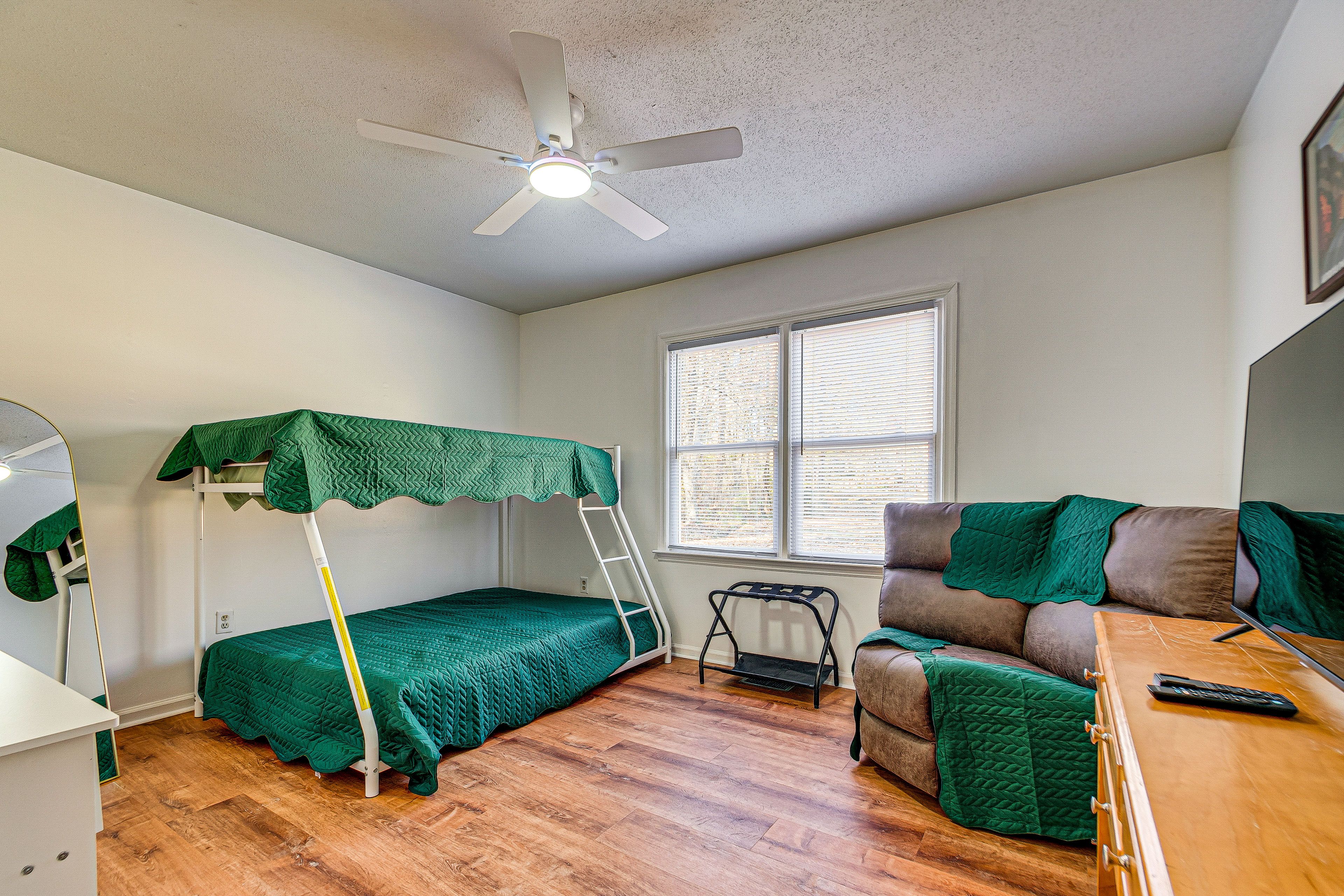 Bedroom 4 | Twin/Full Bunk Bed