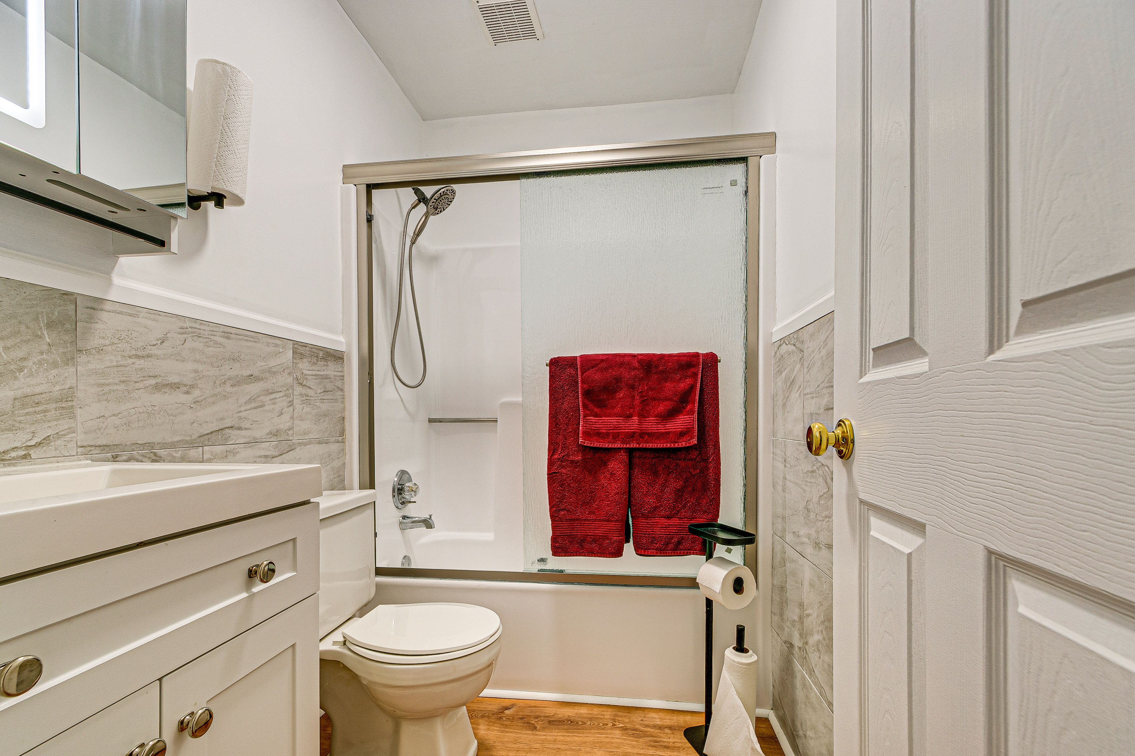 Full Bathroom | Complimentary Toiletries | Towels Provided