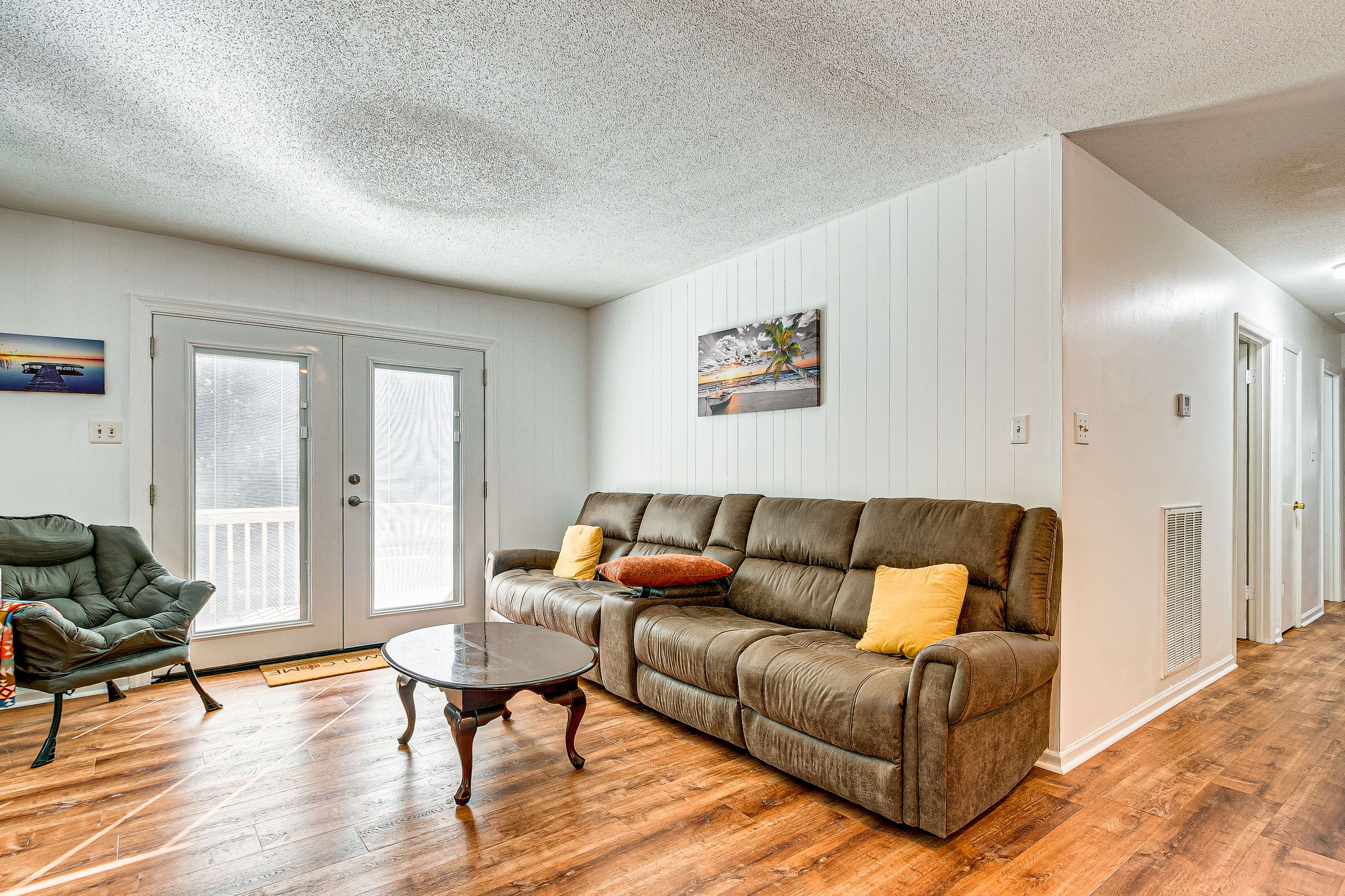 Living Room | Flat-Screen TV | Central Heating & A/C | Free WiFi