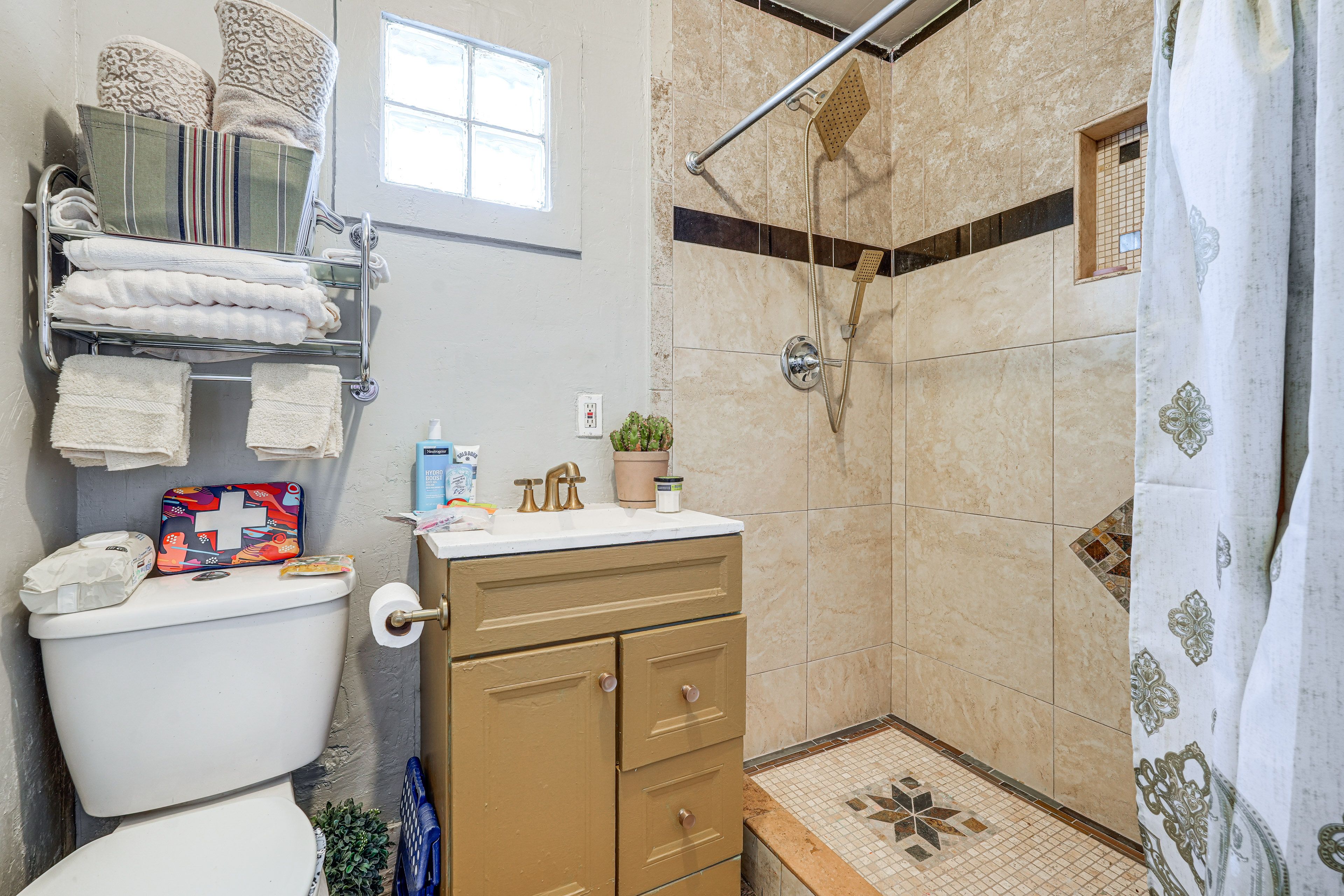 Full Bathroom | Towels Provided