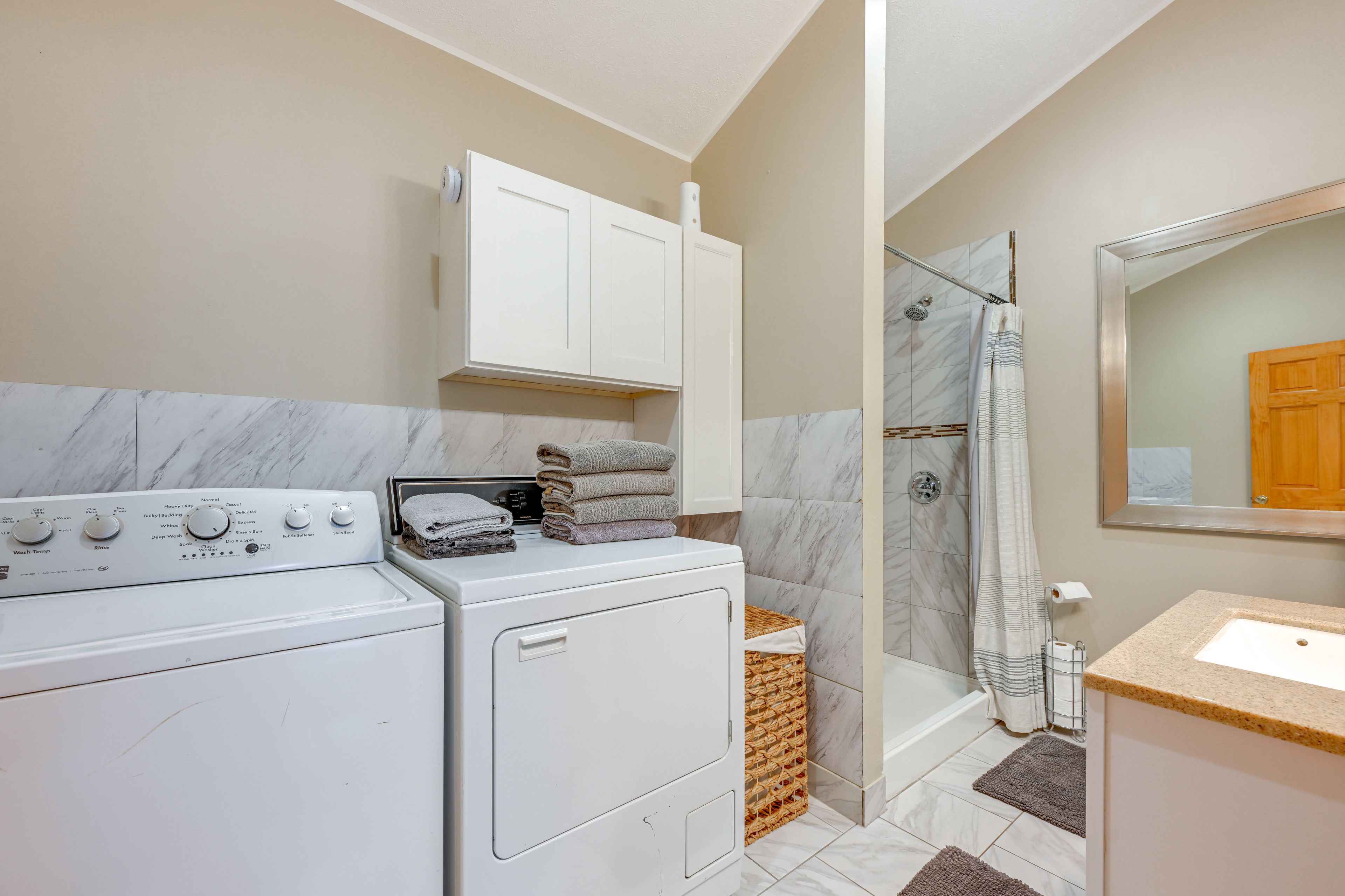 Full Bathroom | Complimentary Toiletries | Towels Provided | Washer/Dryer