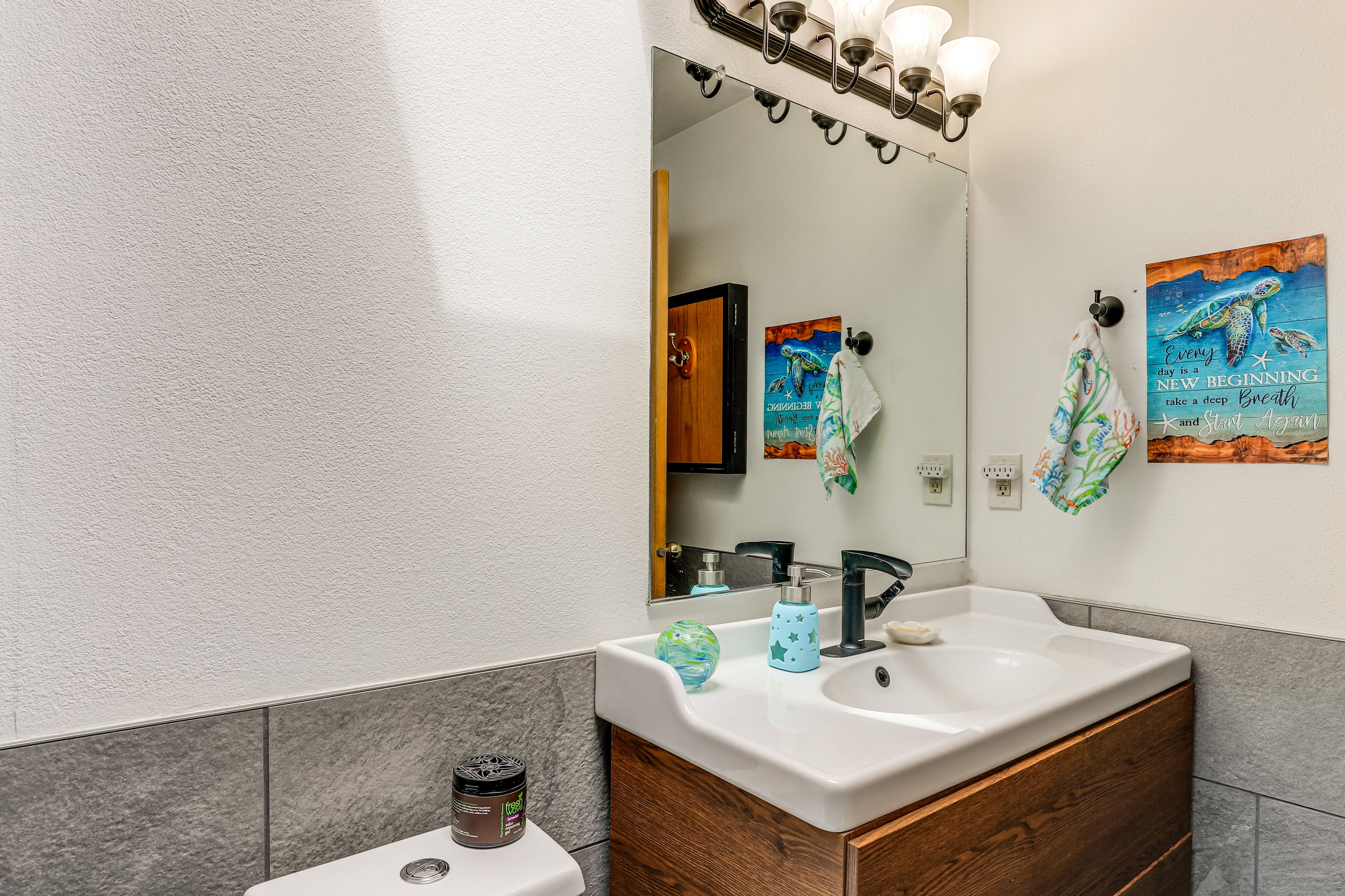 Full Bathroom | Towels Provided