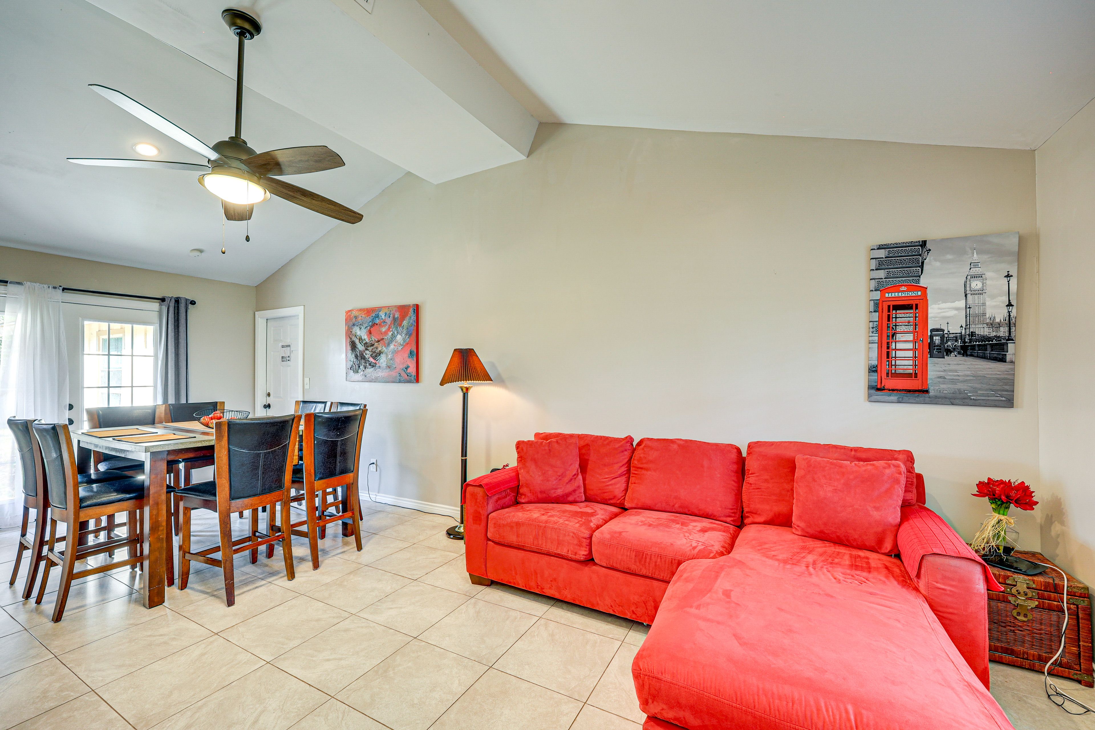 Living Room | Free WiFi | Smart TV | Central A/C | Queen Sleeper Sofa