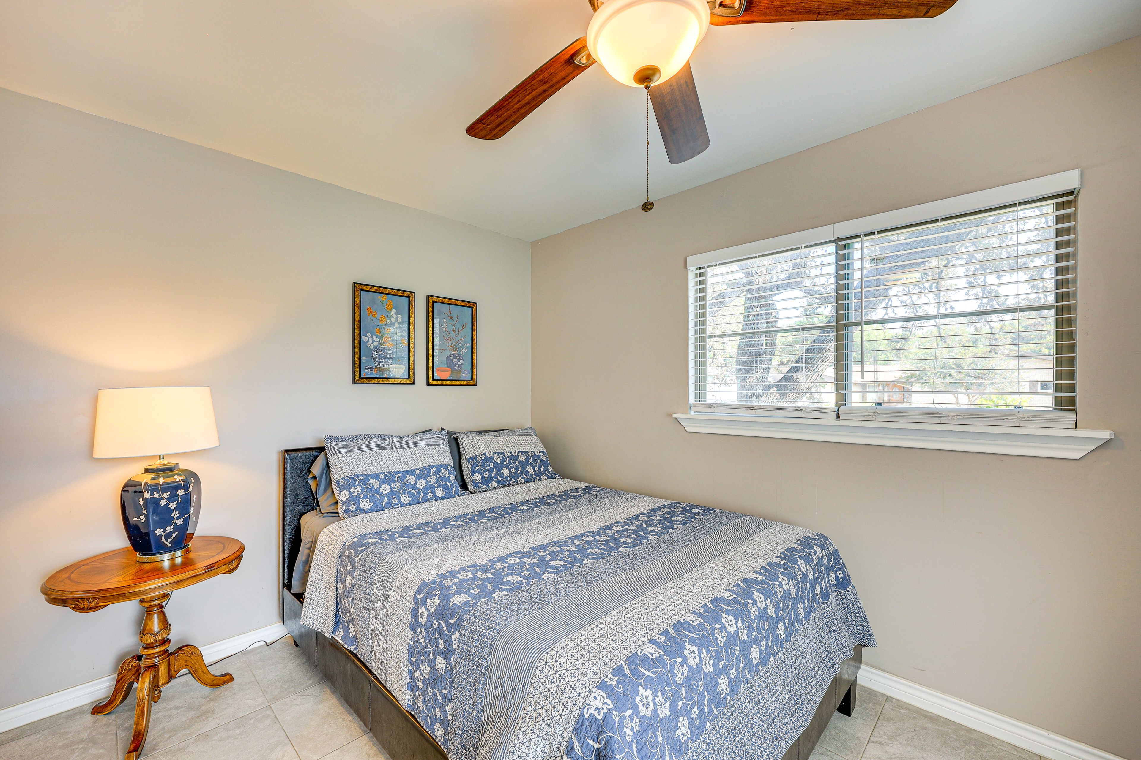 Bedroom 1 | Queen Bed