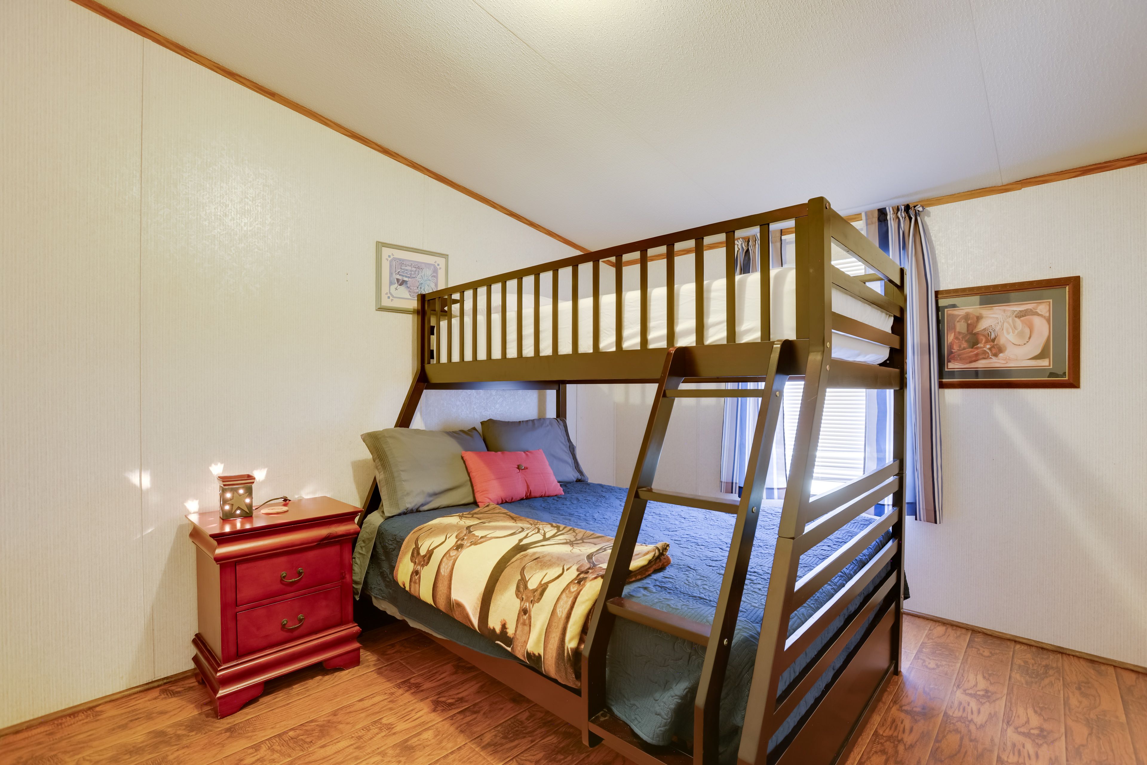 Bedroom 2 | Twin/Full Bunk Bed