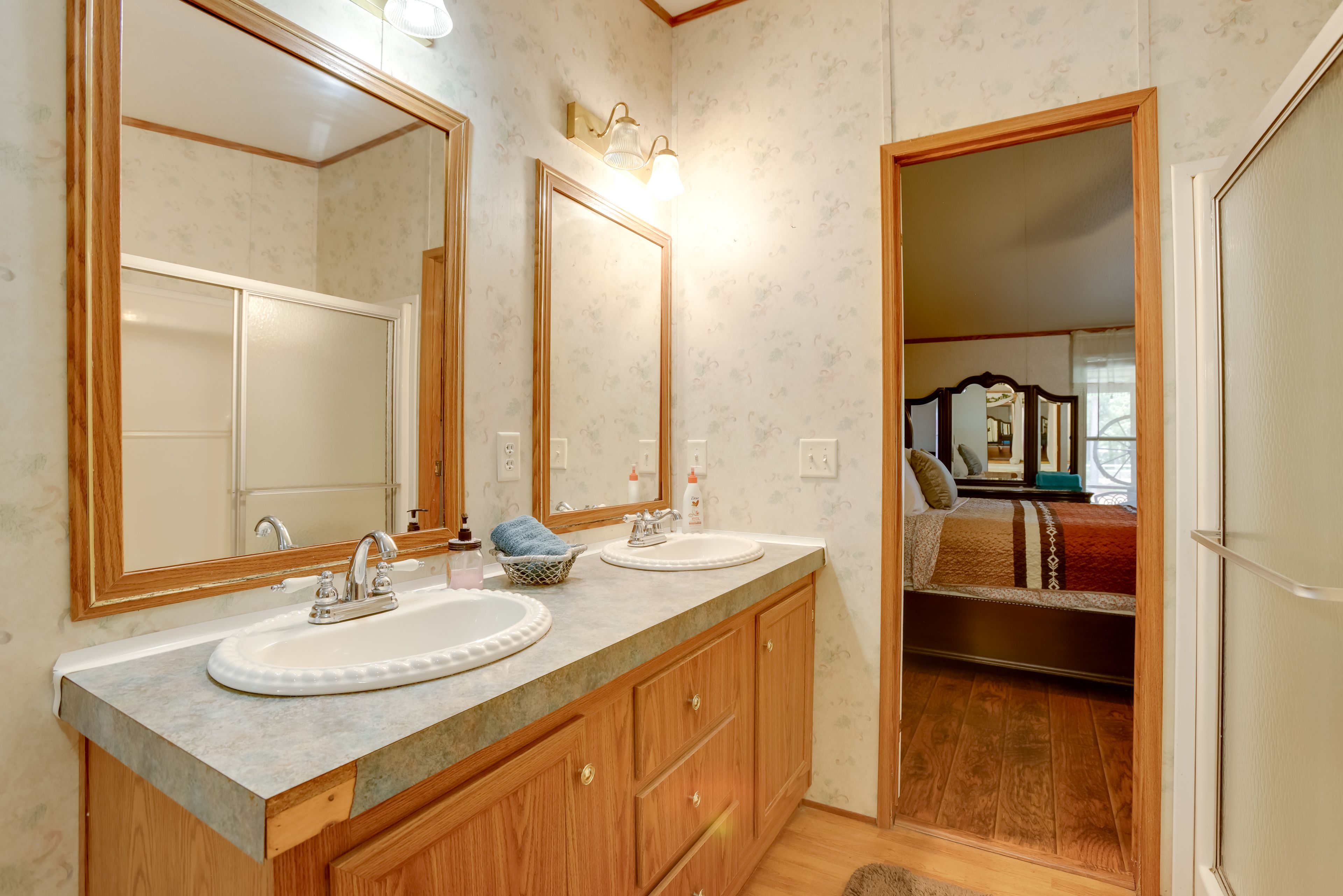 En-Suite Bathroom | Soaking Tub | Shower