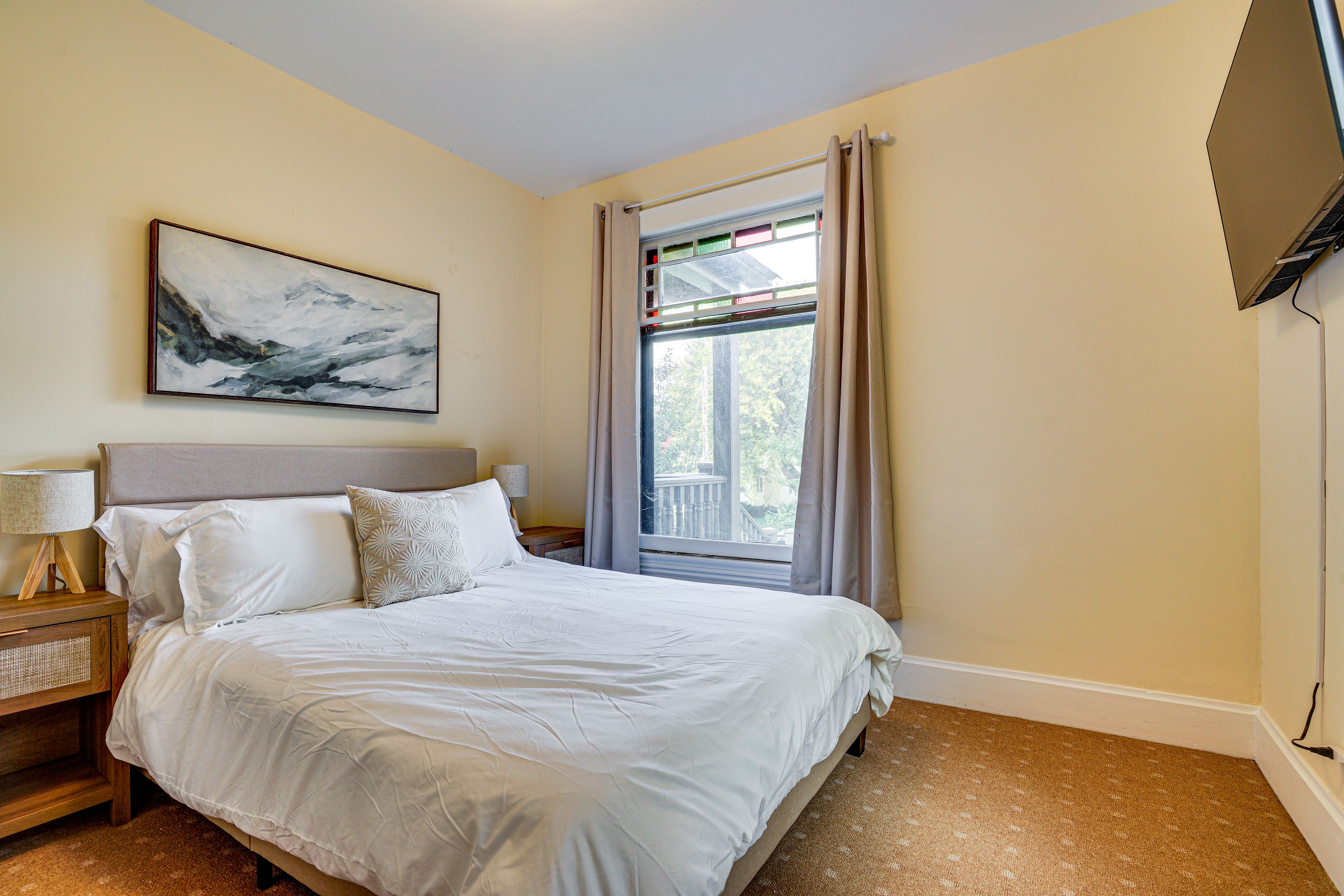 Bedroom 1 | Queen Bed | Smart TV | Main Floor