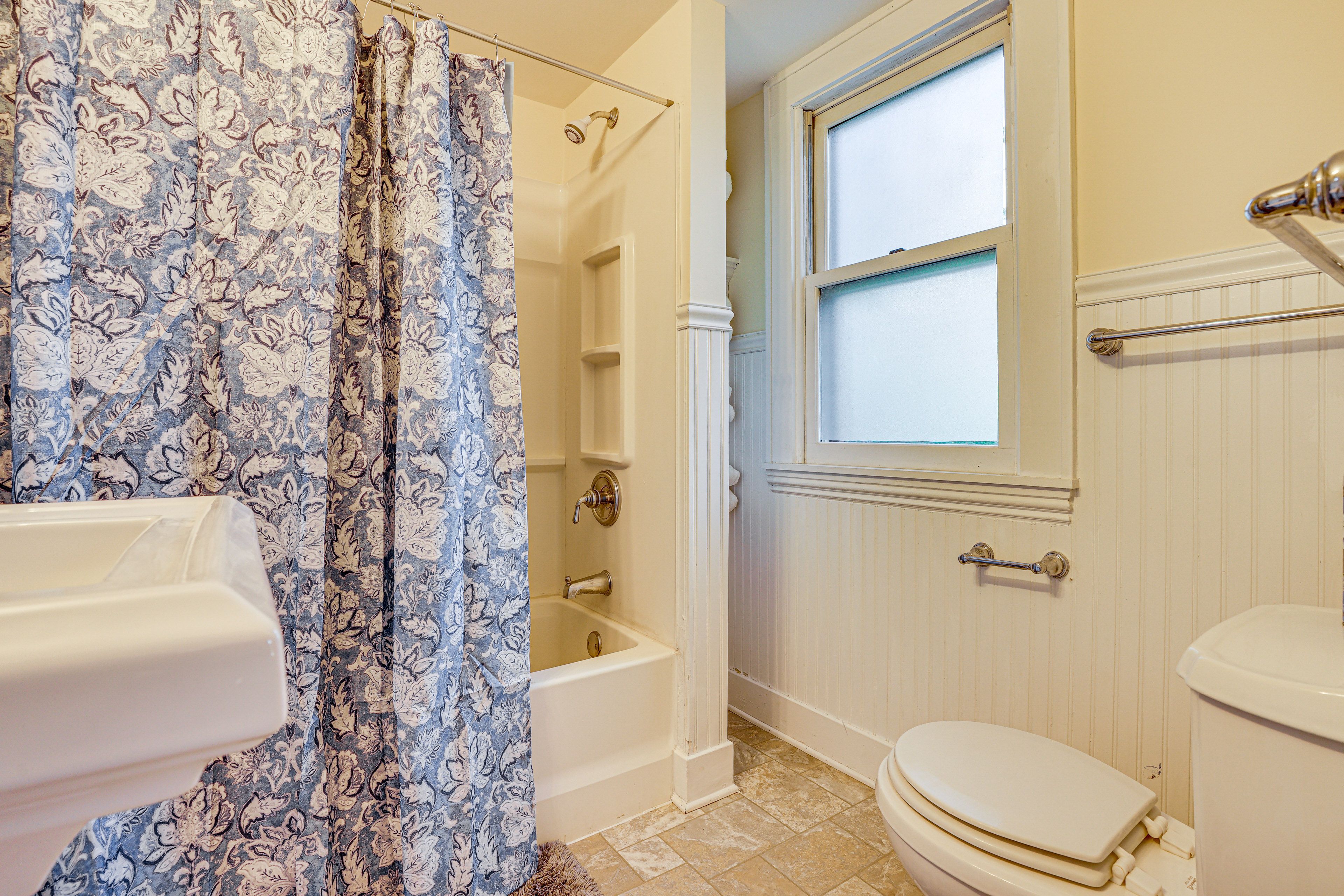 Full Bathroom | Towels Provided | Main Floor
