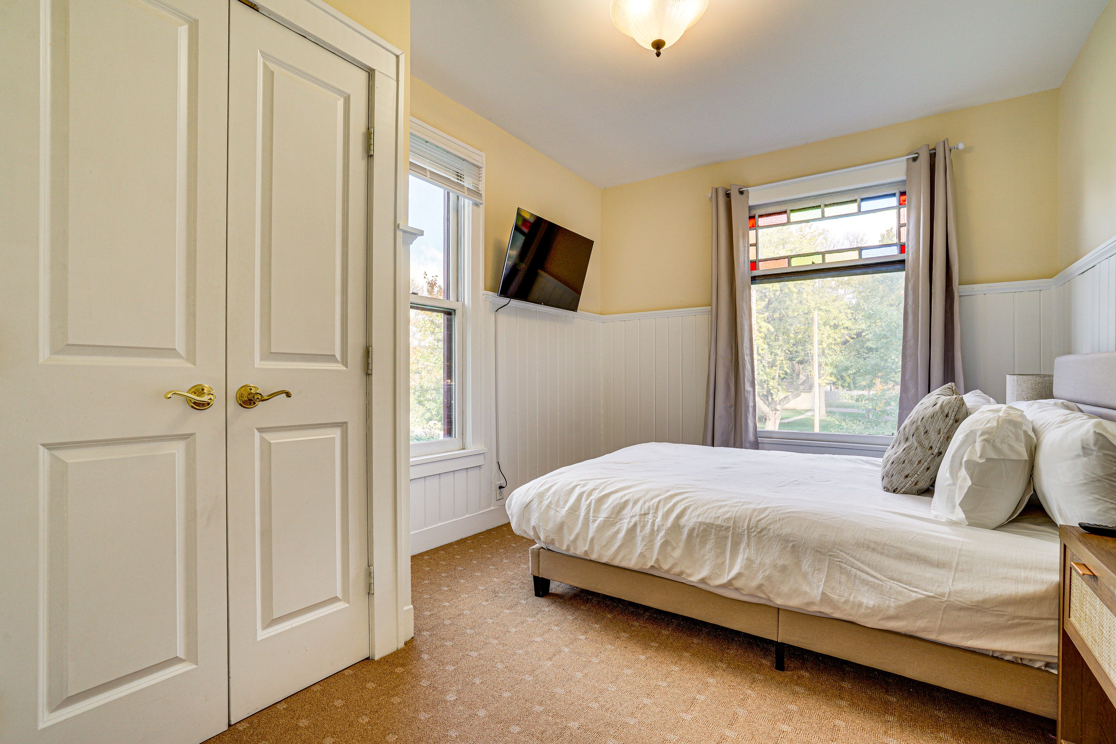 Bedroom 2 | Queen Bed | Smart TV | Main Floor