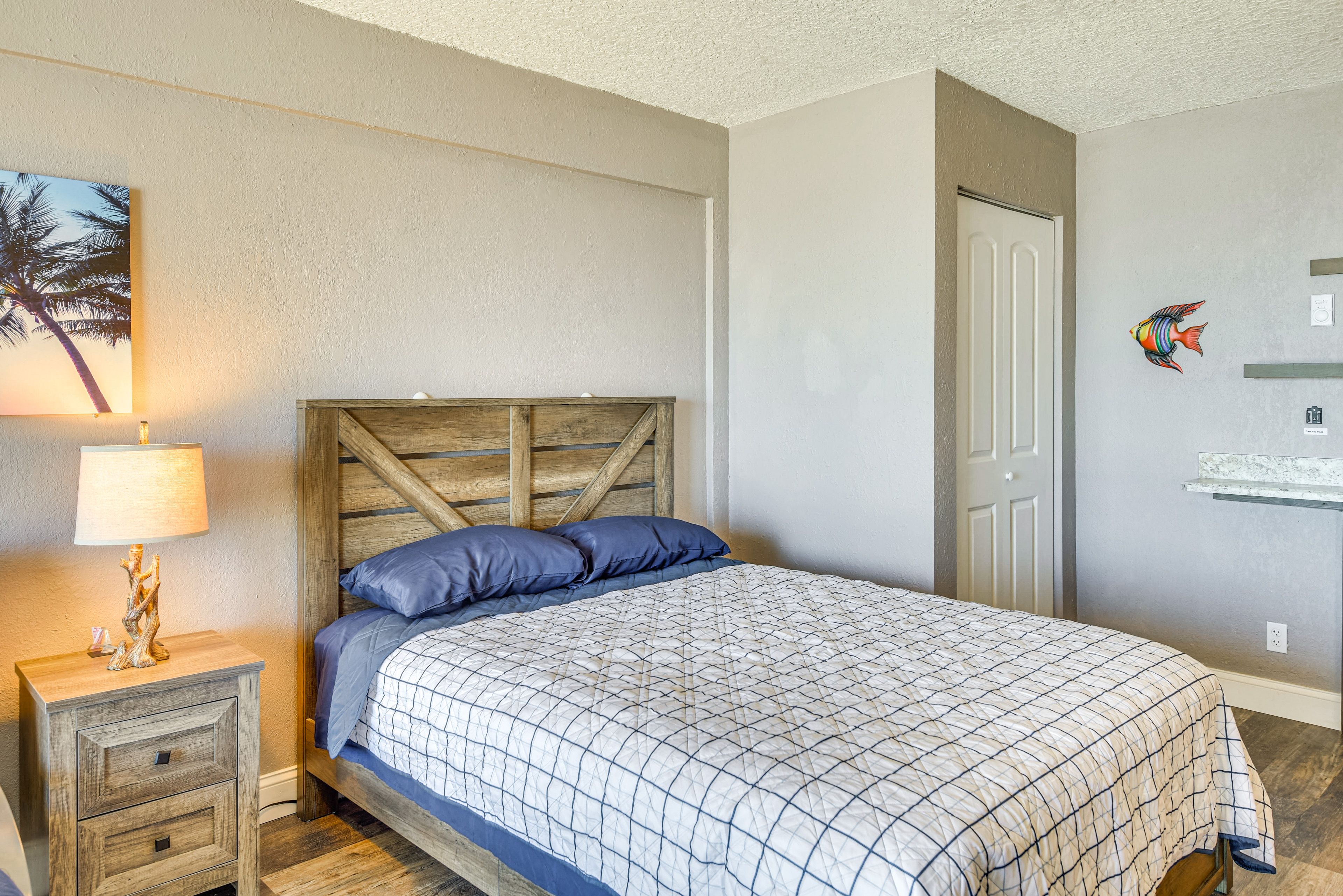 Sleeping Area | Queen Bed