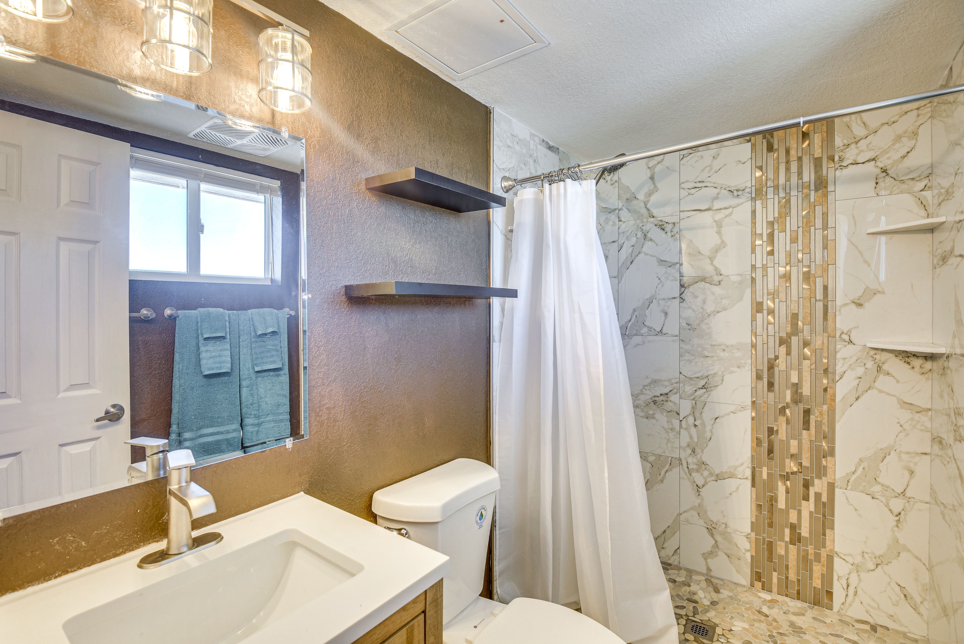 Full Bathroom | Towels Provided
