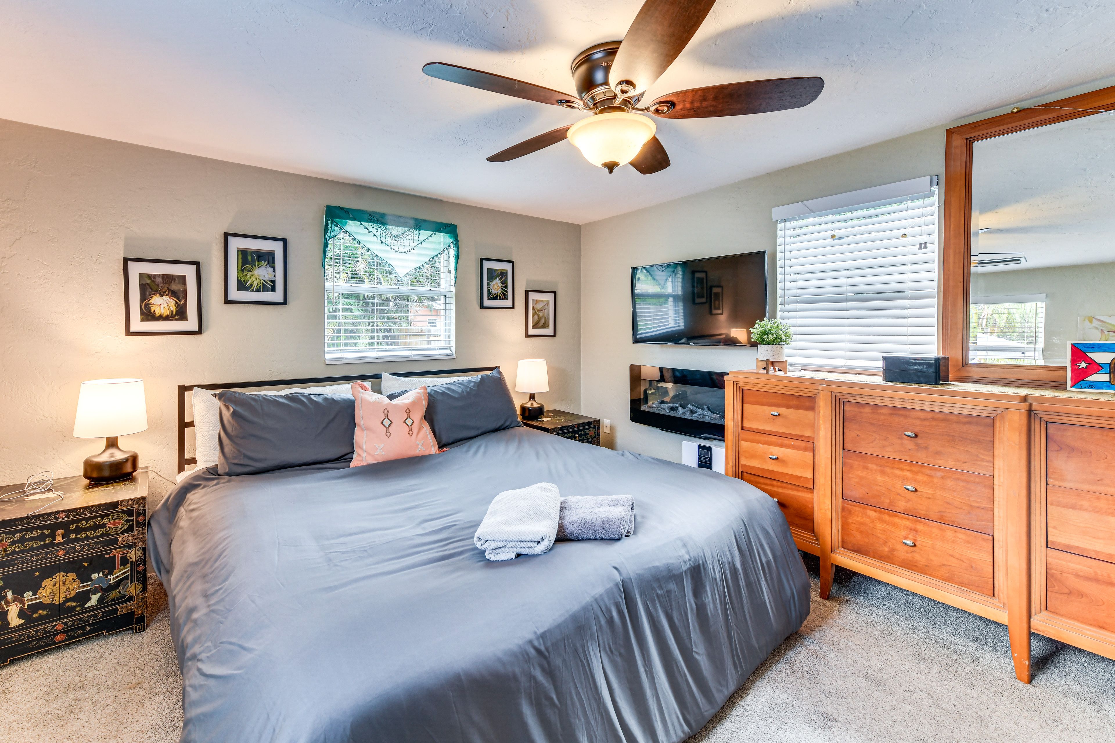 Bedroom | King Bed | Linens Provided