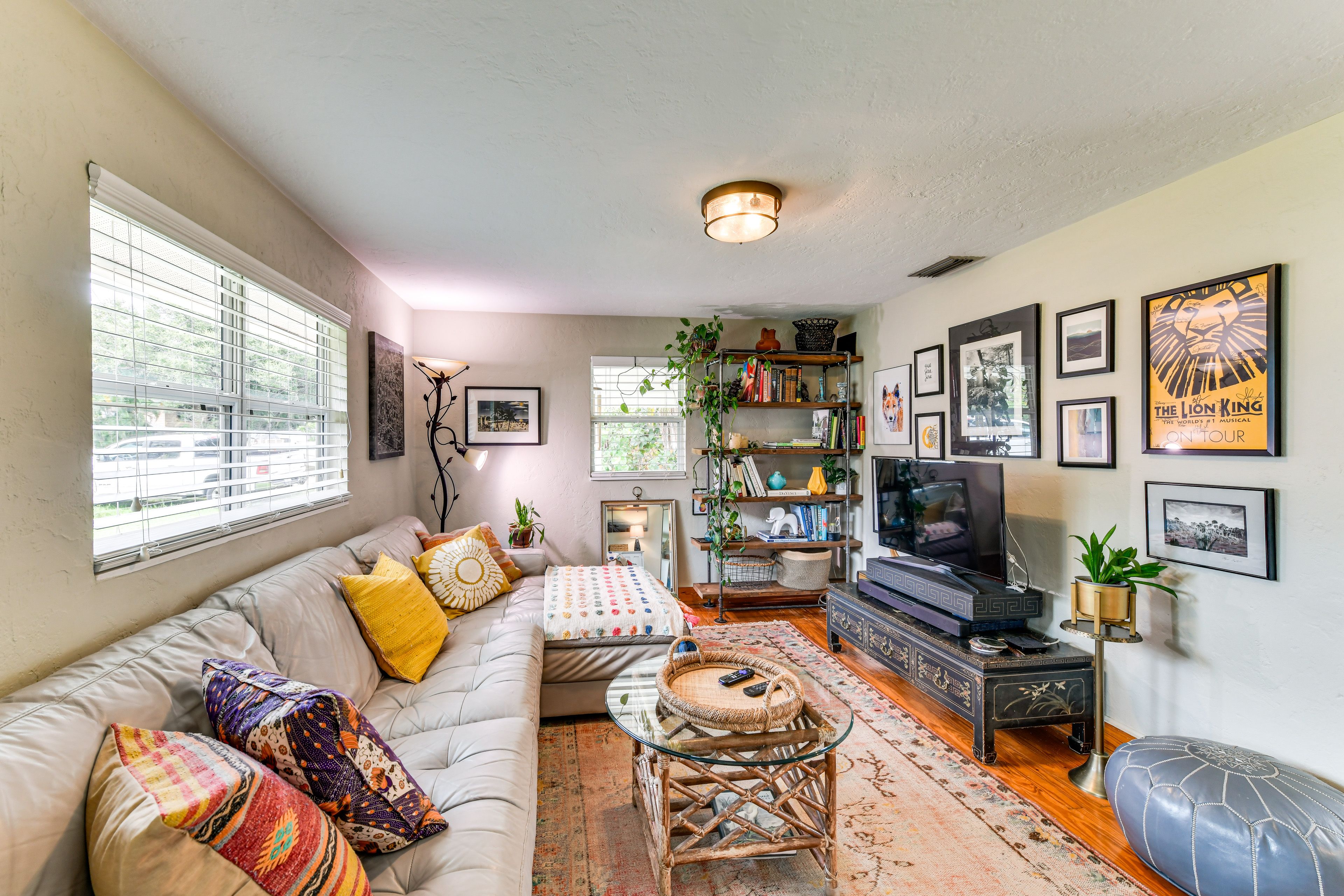 Living Room | Free WiFi | Central Heating & A/C | Smart TV
