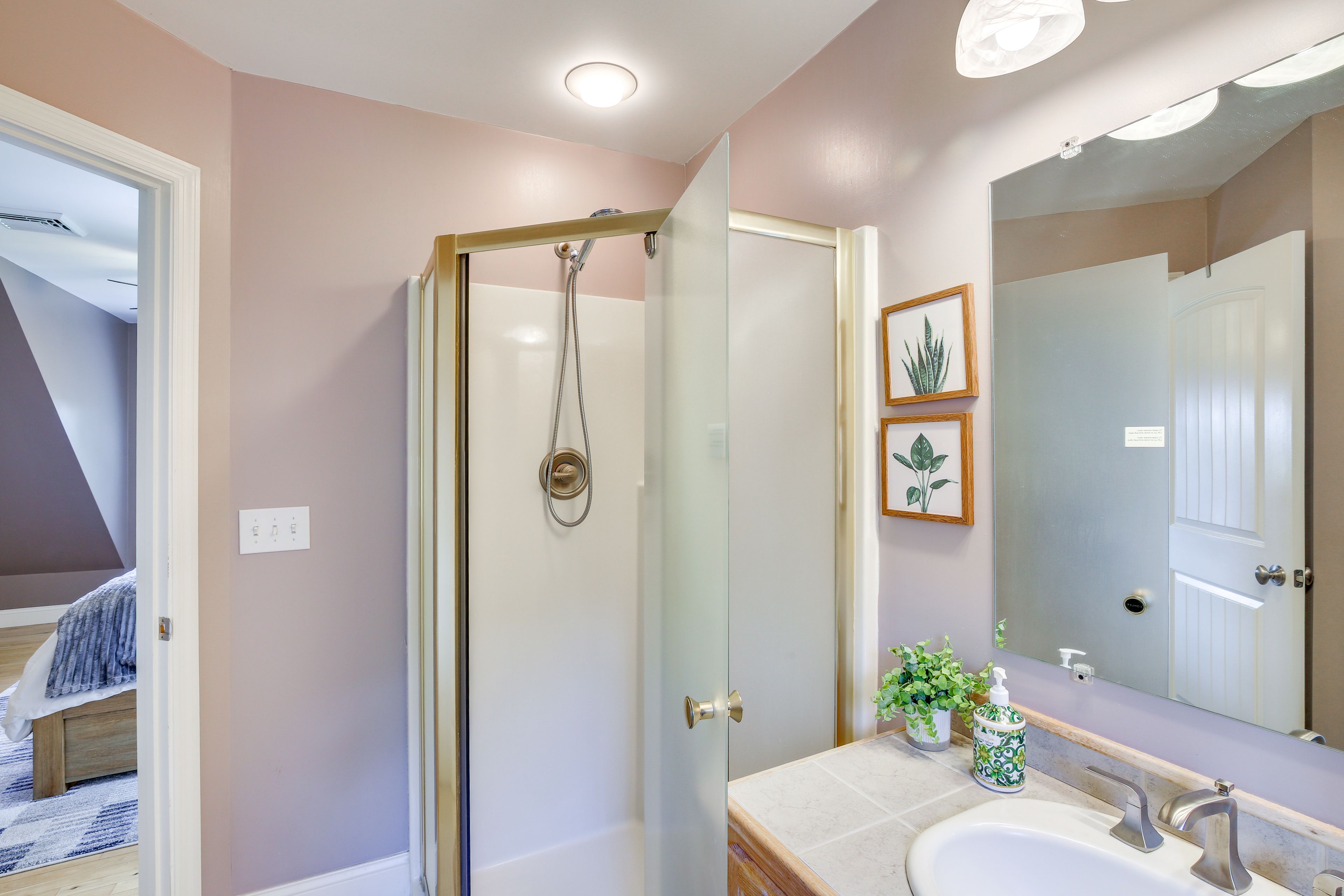 En-Suite Bathroom | 2nd Floor | Towels Provided