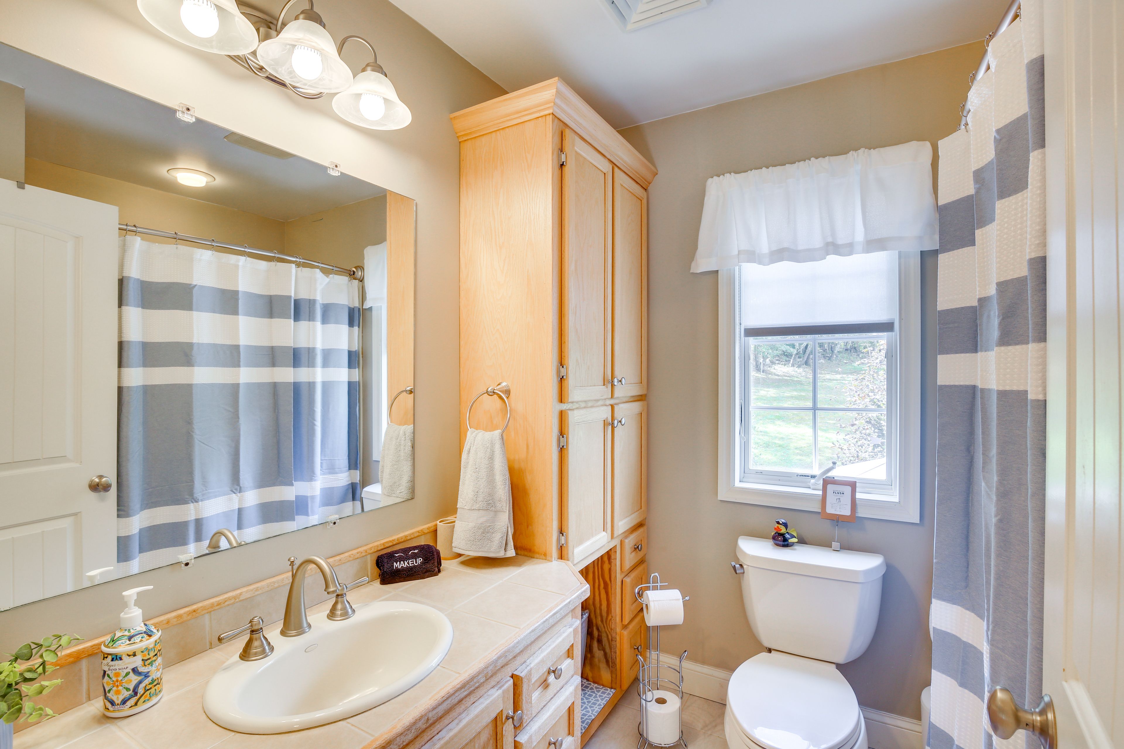 Full Bathroom | 2nd Floor