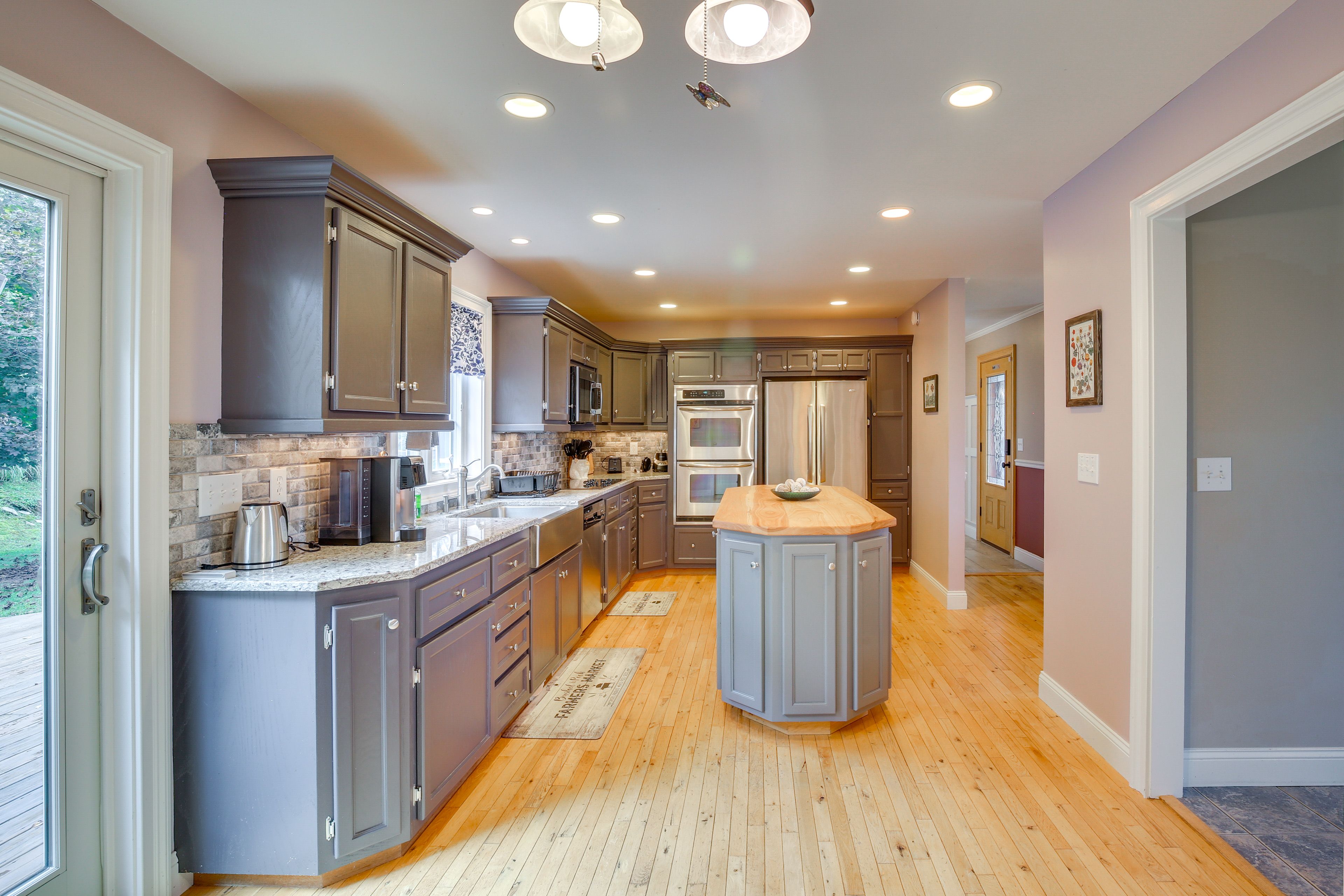 Kitchen | 1st Floor | Dual Drip/Single-Serve Coffee Maker | Dishwasher