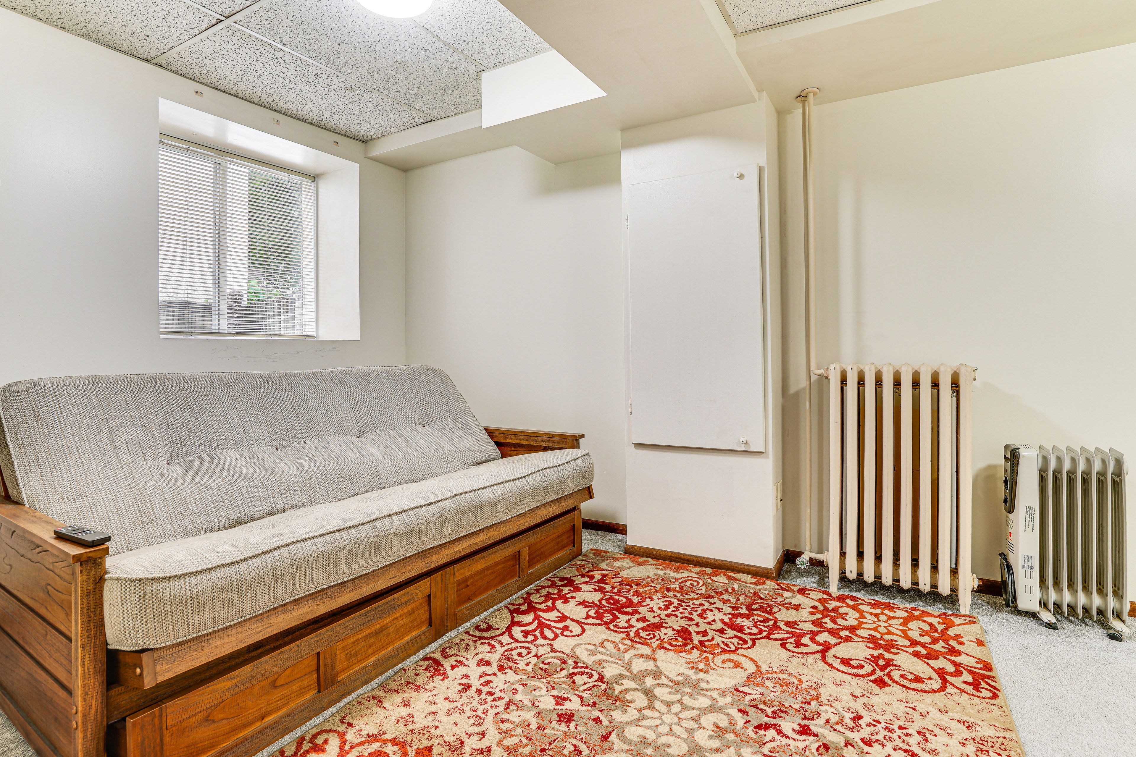 Lower Living Area | Full Futon | Smart TV | Basement
