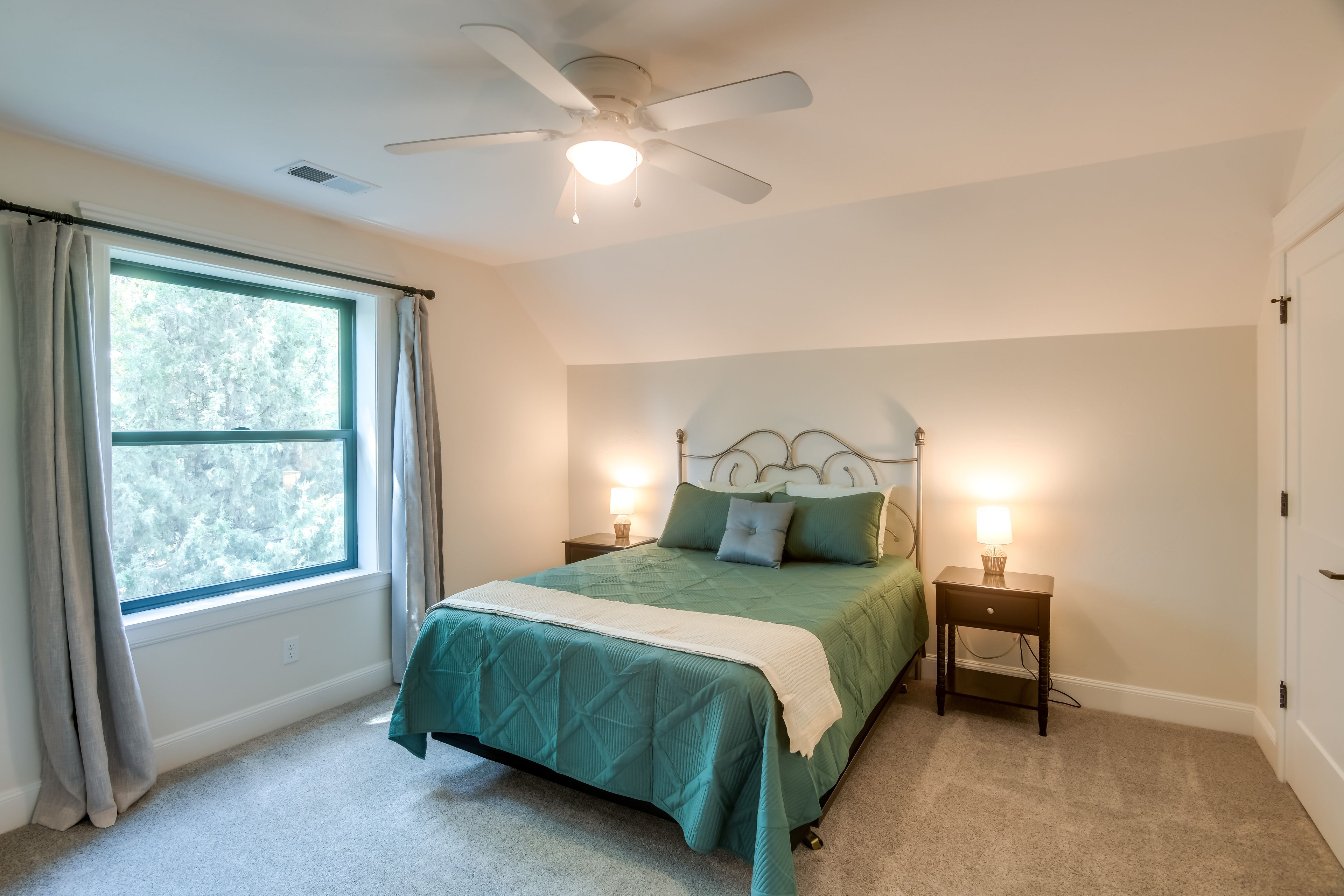 Bedroom | Queen Bed | Linens