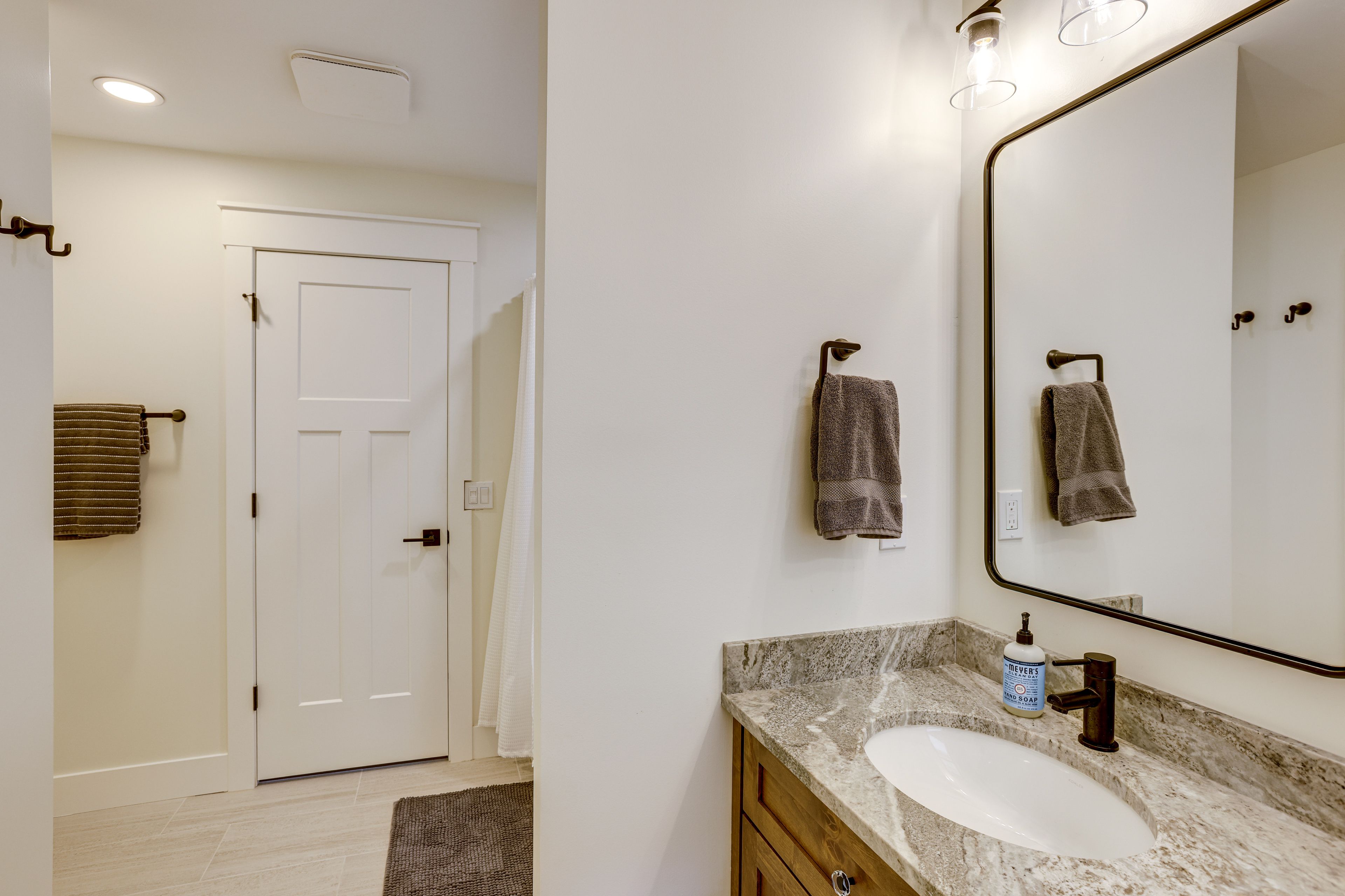 Full Bathroom | 1st Floor | Complimentary Toiletries | Towels Provided