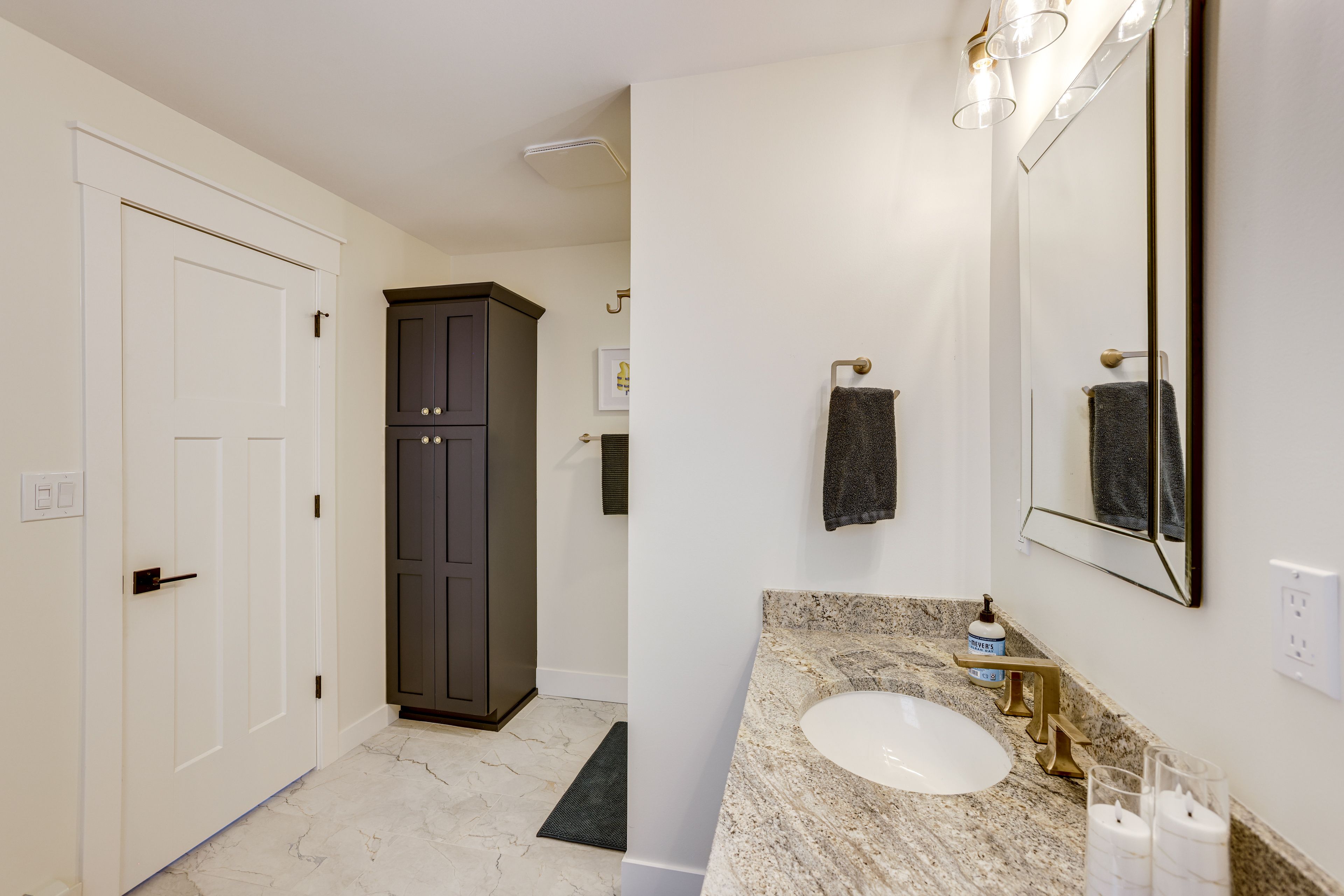 Full Bathroom | 1st Floor