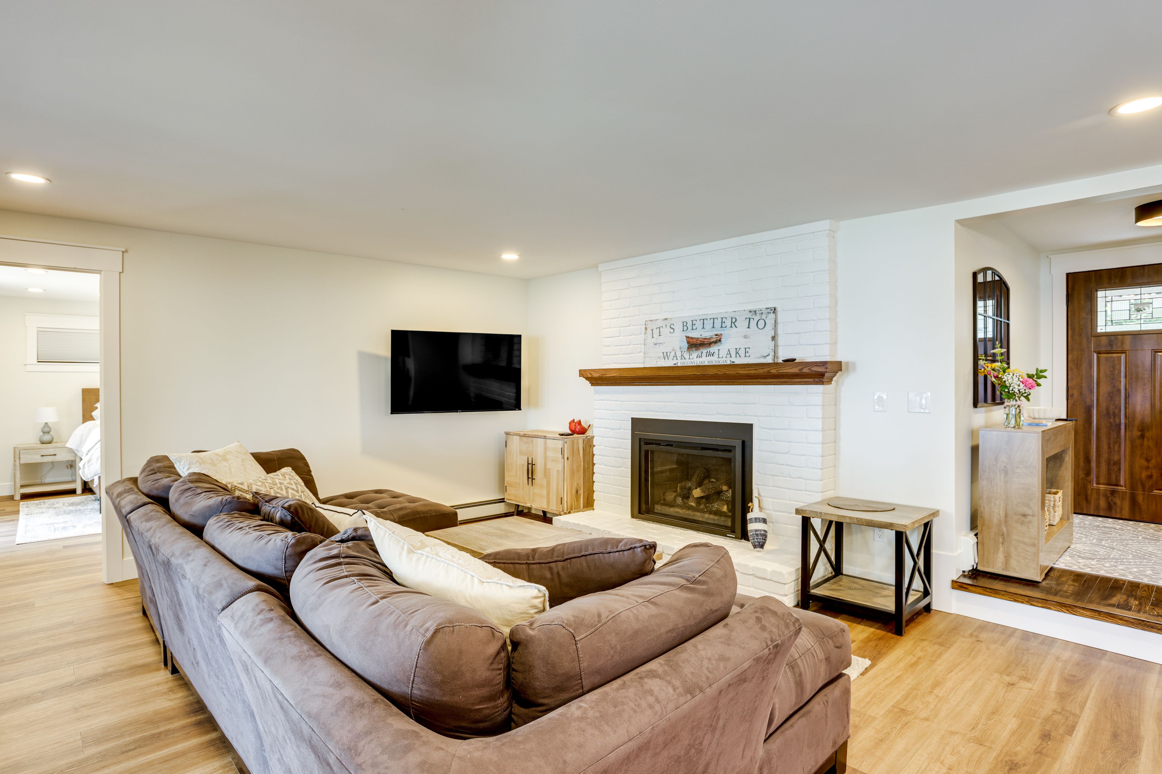 Living Room | 1st Floor | Queen Sleeper Sofa | Central Heating | Free WiFi