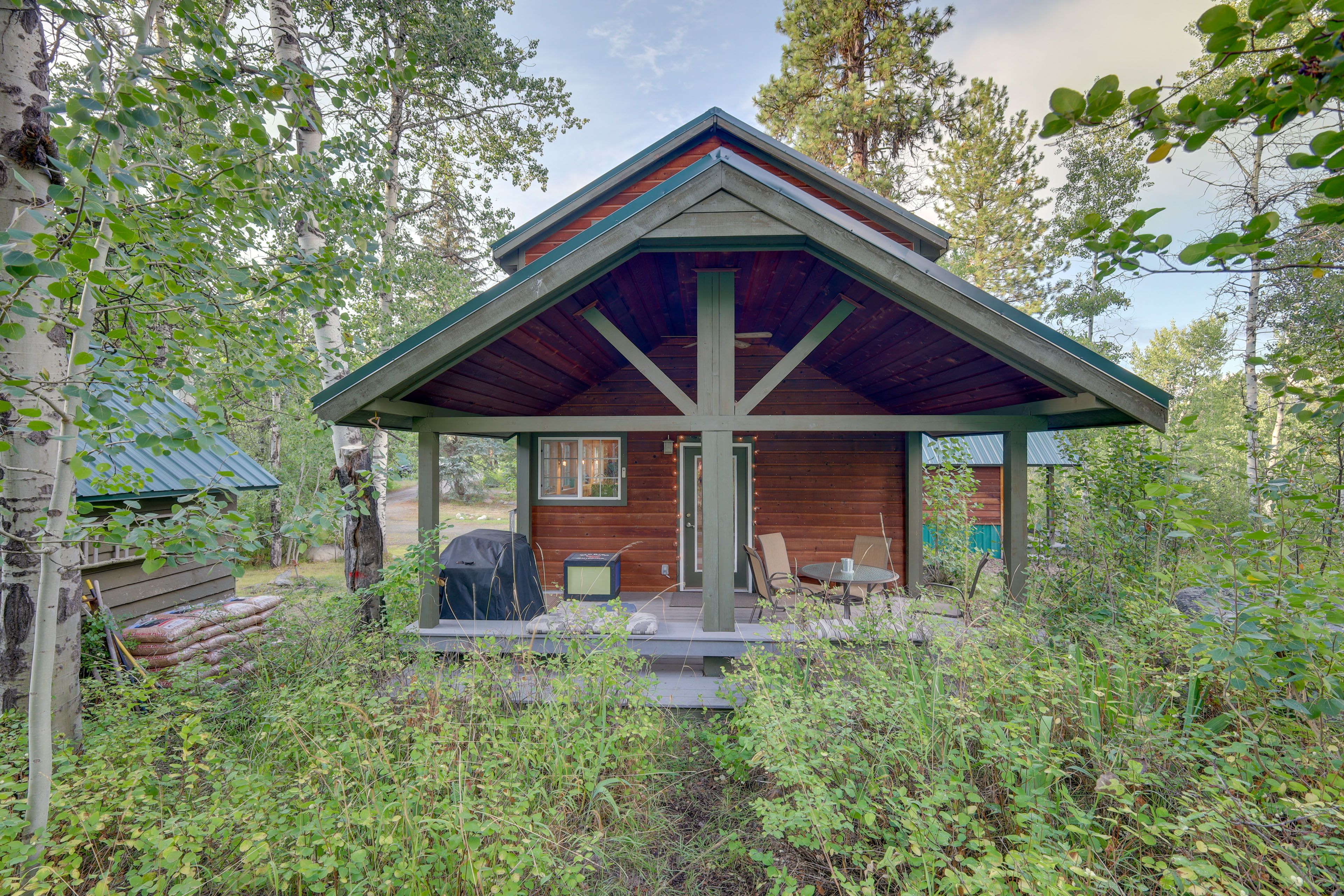 Deck | Gas Grill | Outdoor Dining Area