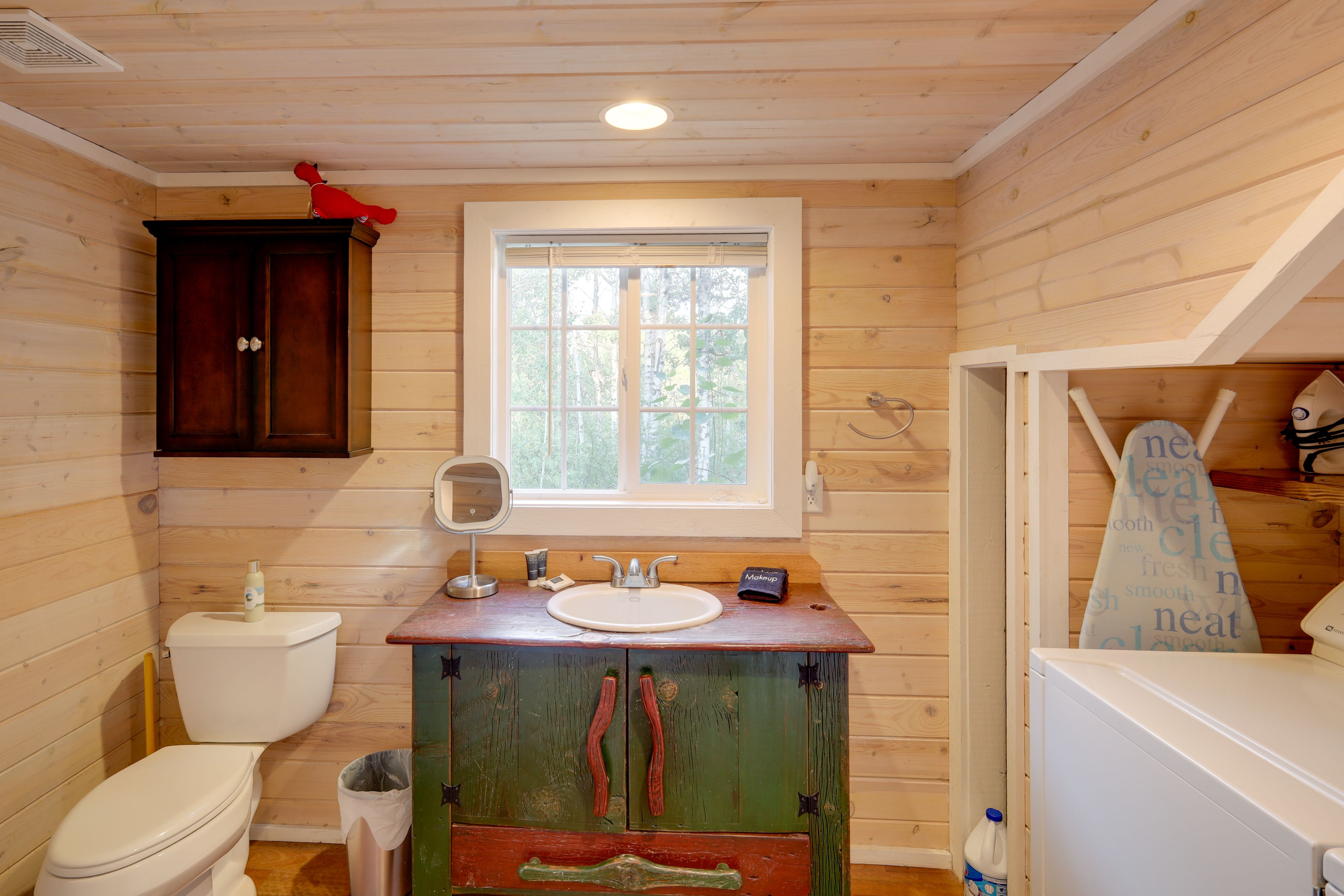 Full Bathroom | 1st Floor | Complimentary Toiletries | Washer/Dryer