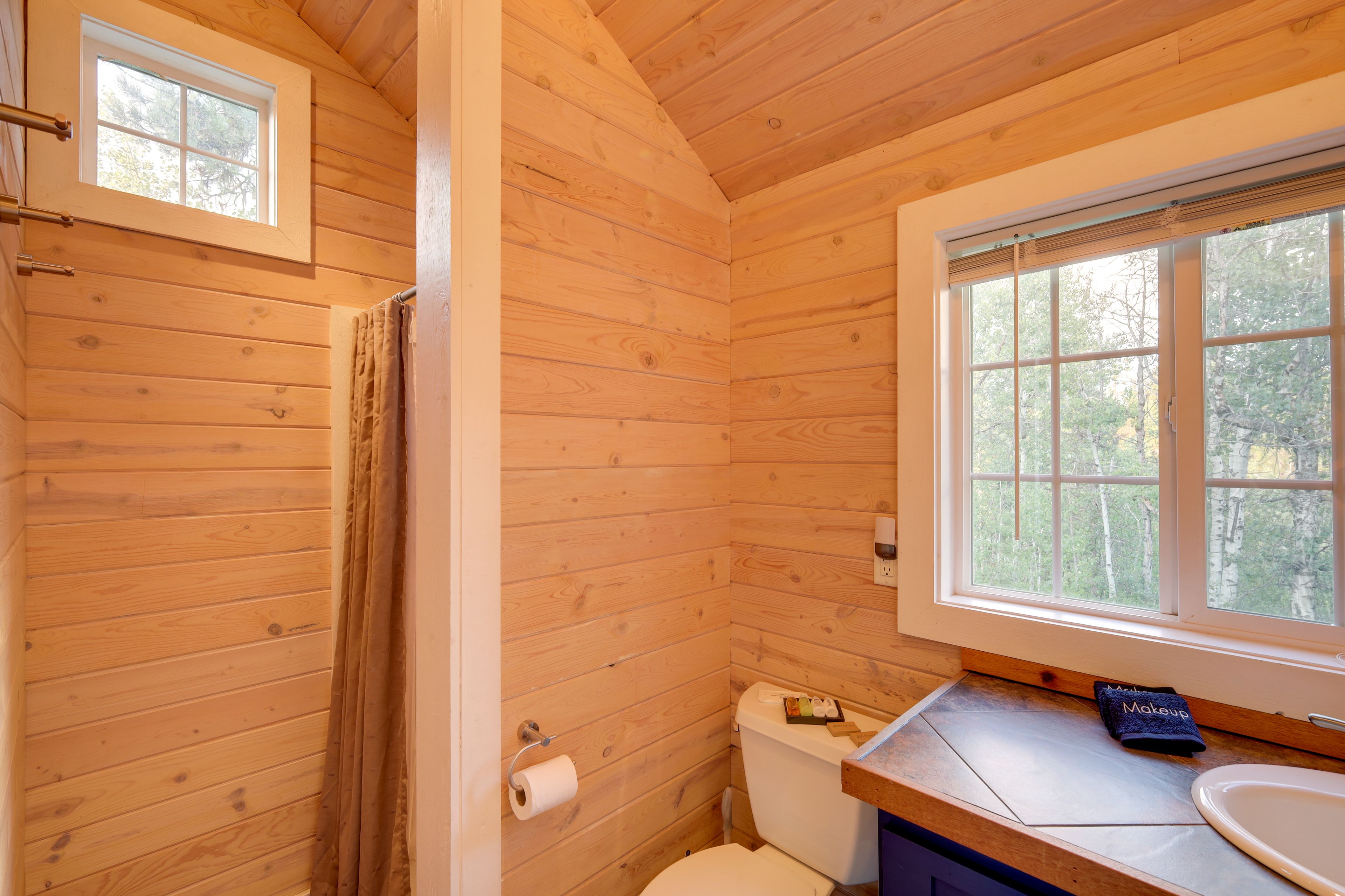 Full Bathroom | 2nd Floor | Towels Provided